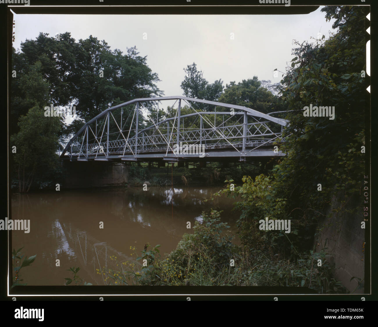 Vista prospettica guardando verso sud-ovest a nord-est dalla fine del ponte - Ponte Mallaham, County Route M-6 spanning Riley Creek, Pandora, Putnam County, OH Foto Stock