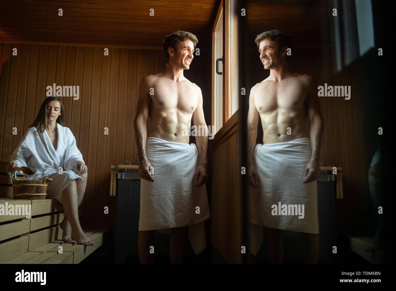 Coppia felice godendo la sauna insieme alla spa Foto Stock
