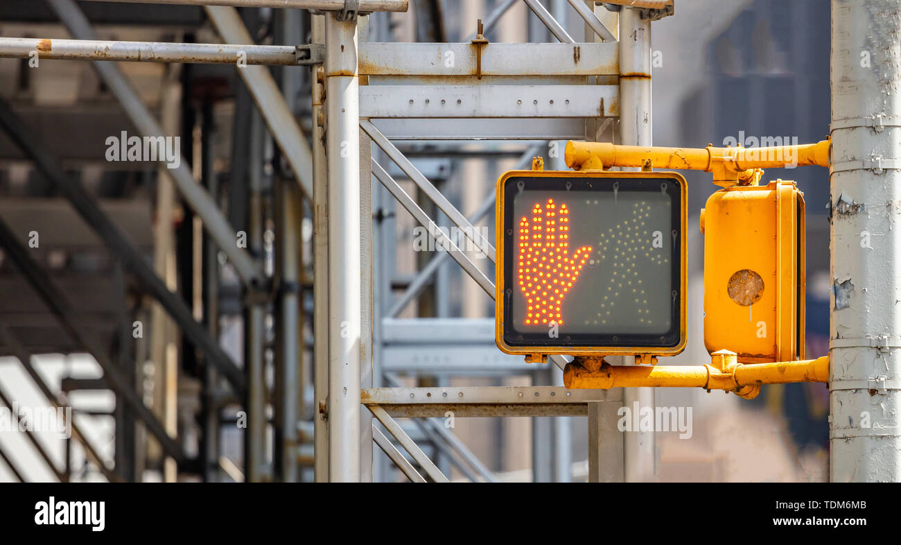 Arresto, dont camminare mano rossa segnale di traffico per i pedoni in New York city centre, blur struttura metallica sfondo, primo piano, spazio di copia Foto Stock
