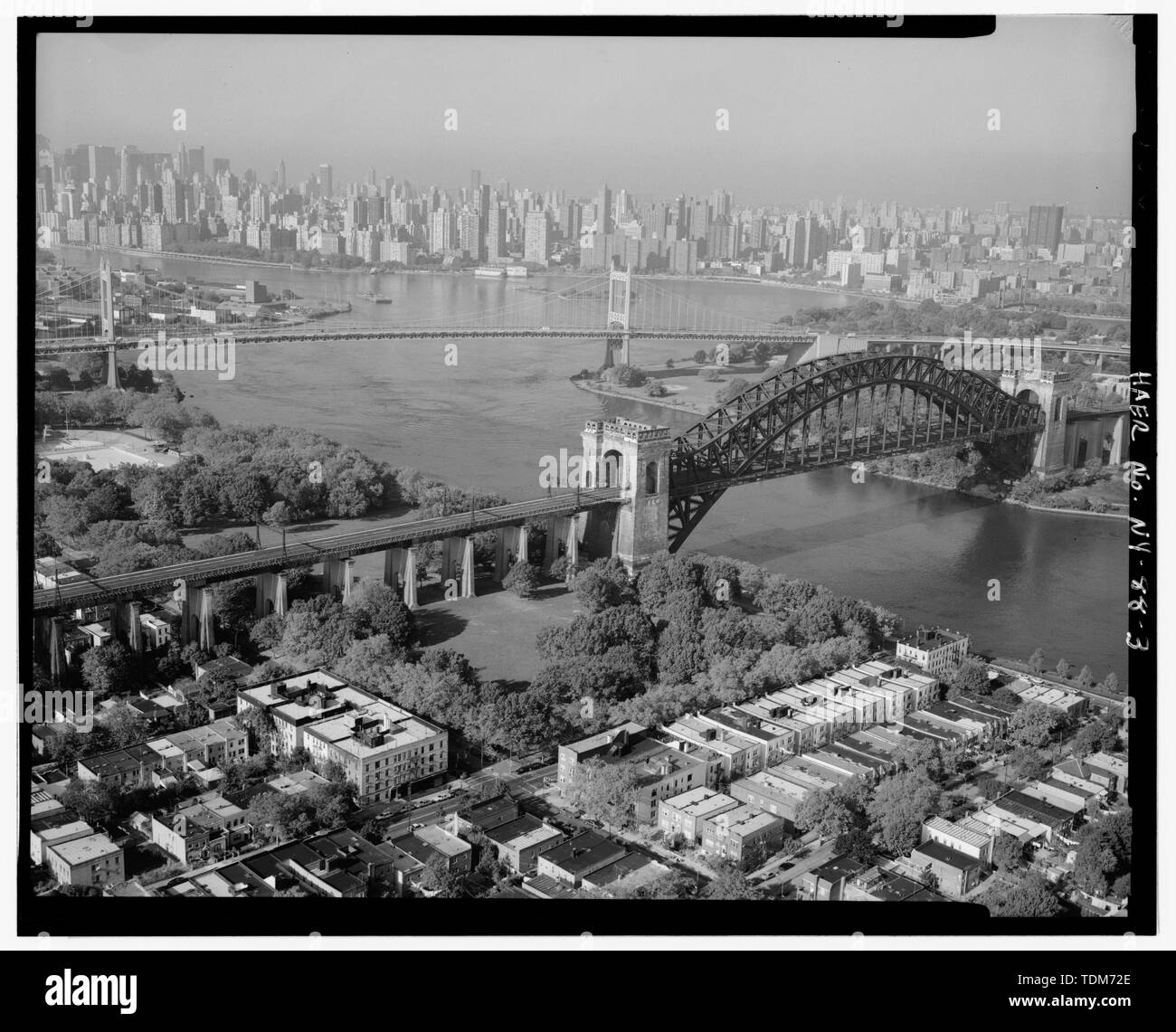 Vista prospettica di Hell GATE BRIDGE guardando ad ovest - New York il collegamento ferroviario, di Hell Gate bridge spanning East River, circoscrizioni isola e Astoria, New York New York County, NY Foto Stock