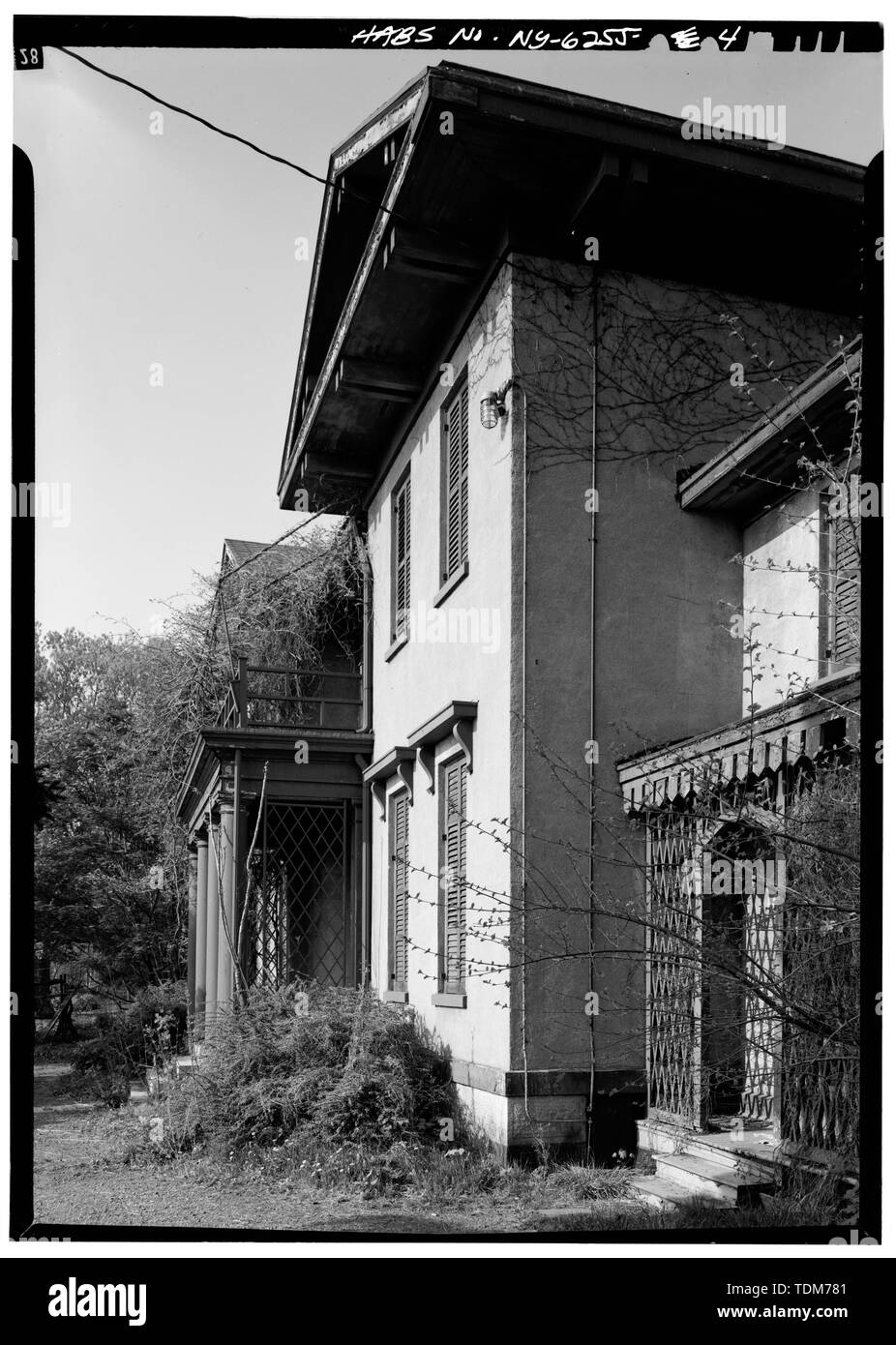 Vista prospettica del prospetto principale, dettaglio che mostra a capanna fine Pavilion e portico - William C. Hasbrouck House, 99 Montgomery Street, Newburgh, Orange County, NY Foto Stock