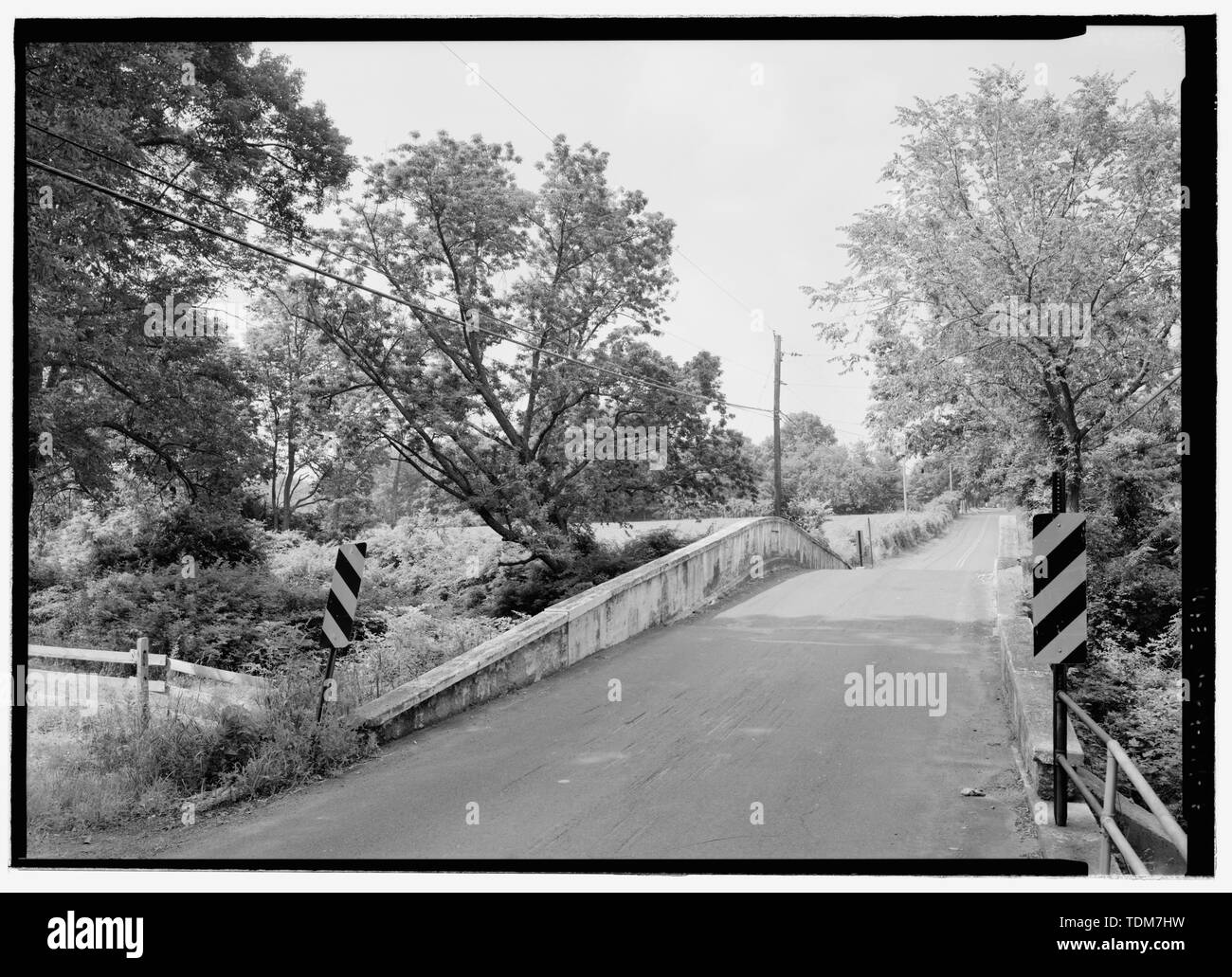 Vista prospettica del portale nord, guardando a sud attraverso il piano stradale. - Morris eseguire Bridge, Rickert Road (TR 417) spanning Morris esecuzione in Hilltown Township, Dublino, CONTEA DI BUCKS, PA; Martin, Oscar un; SB Twining Azienda; Martin, Fred; Thacher, Edwin; Luten, Daniel; acciaio calcestruzzo Engineering Company; Croteau, Todd, project manager; Christianson, Justine, trasmettitore; Pennsylvania Department of Transportation (PENNDOT), sponsor; Pennsylvania Historical and Museum Commission, sponsor; Lowe, Jet, fotografo; Phipps, Linda S, storico Foto Stock