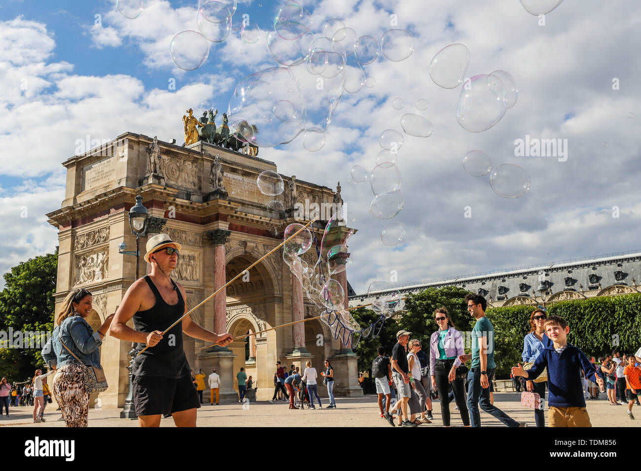 L'Arc de Triomphe della giostra (in francese Arc de triomphe du Carrousel) è un monumento risalente al 1809, costruito da Napoleone I (Napoleone Bonaparte). Ci sono voci su ciascuna delle sue quattro facce. È situato nel 1 ° arrondissement di Parigi, Francia. Si trova in piazza a giostra, ad ovest del Museo del Louvre. Costruito in onore di Napoleone Bonaparte con il suo grande esercito tra 1807 e 1809, il monumento è situato di fronte al Louvre, sulla spianata che ha preceduto le Tuileries (prima che il palazzo è stato bruciato nel 1871). Celebrando la vittoria degli eserciti francesi alla battaglia di Austerlitz, Foto Stock