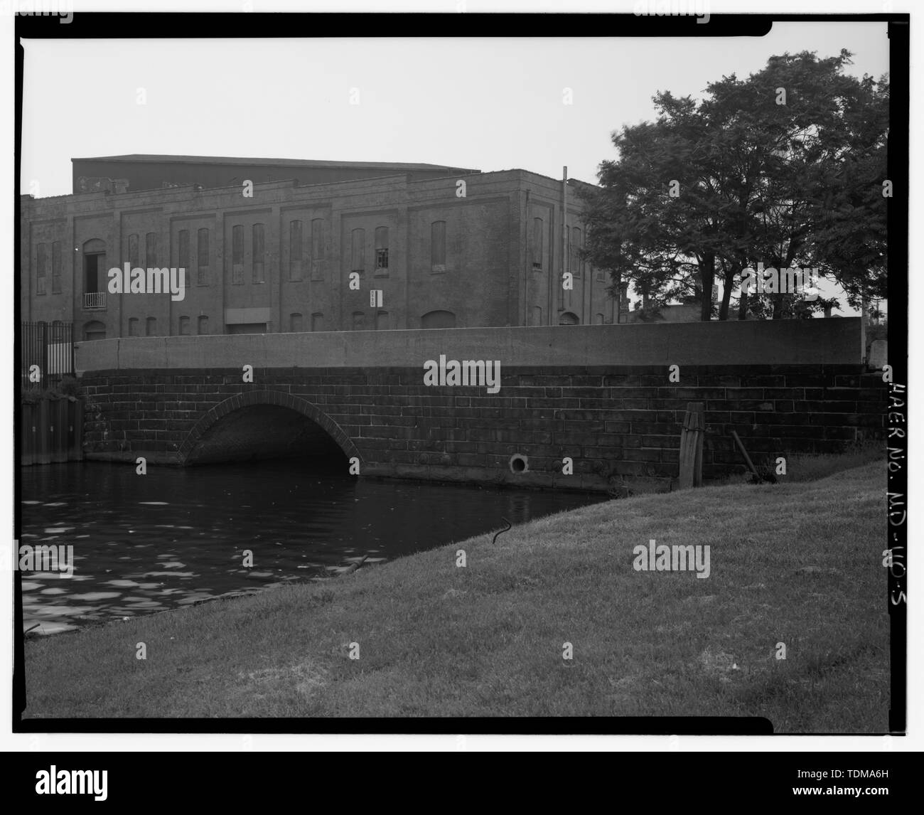 Parziale IN ELEVAZIONE DEL SUD DI BOSTON STREET BRIDGE, dal sud-est, con la porzione di AMERICAN CAN COMPANY complesso - Boston Street Bridge Spanning Harris Creek di fognature a Boston Street, Baltimore, Città indipendente, MD Foto Stock