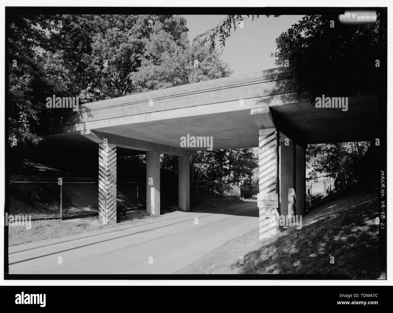 Parziale vista DA SUD-OVEST DI NORTH PIER PONTE (HAER n. VA-48-V). - Colonial Parkway, Yorktown a Jamestown Island, Yorktown, York County, VA; Cramton, Louis C; Wilbur, Ray Lyman; Hoover, Herbert; Taylor, Oliver G; Peterson, Charles E; Smith, William H; Robinson, William; T E Ritter Società; Thomason, C Y; J G Attaway Società di costruzioni; Wescott, Frank T; Tee, Nello D; un N Campbell e società; Arundel Corporation; P T garrese; Sanford e ruscelli, società; Roberts Azienda di pavimentazione; Malpass Società di costruzioni; W E Graham e figli; Rea azienda edilizia; Scott, W H; Case Construction Com Foto Stock