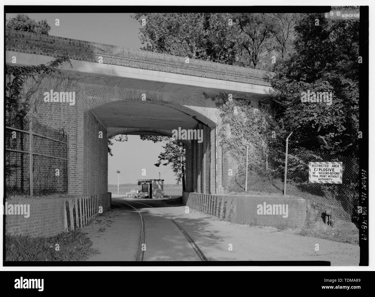 Vista parziale del Navy miniera depot cavalcavia da sud-ovest. - Colonial Parkway, Yorktown a Jamestown Island, Yorktown, York County, VA; Cramton, Louis C; Wilbur, Ray Lyman; Hoover, Herbert; Taylor, Oliver G; Peterson, Charles E; Smith, William H; Robinson, William; T E Ritter Società; Thomason, C Y; J G Attaway Società di costruzioni; Wescott, Frank T; Tee, Nello D; un N Campbell e società; Arundel Corporation; P T garrese; Sanford e ruscelli, società; Roberts Azienda di pavimentazione; Malpass Società di costruzioni; W E Graham e figli; Rea azienda edilizia; Scott, W H; Case Construction Company; Trioti Foto Stock