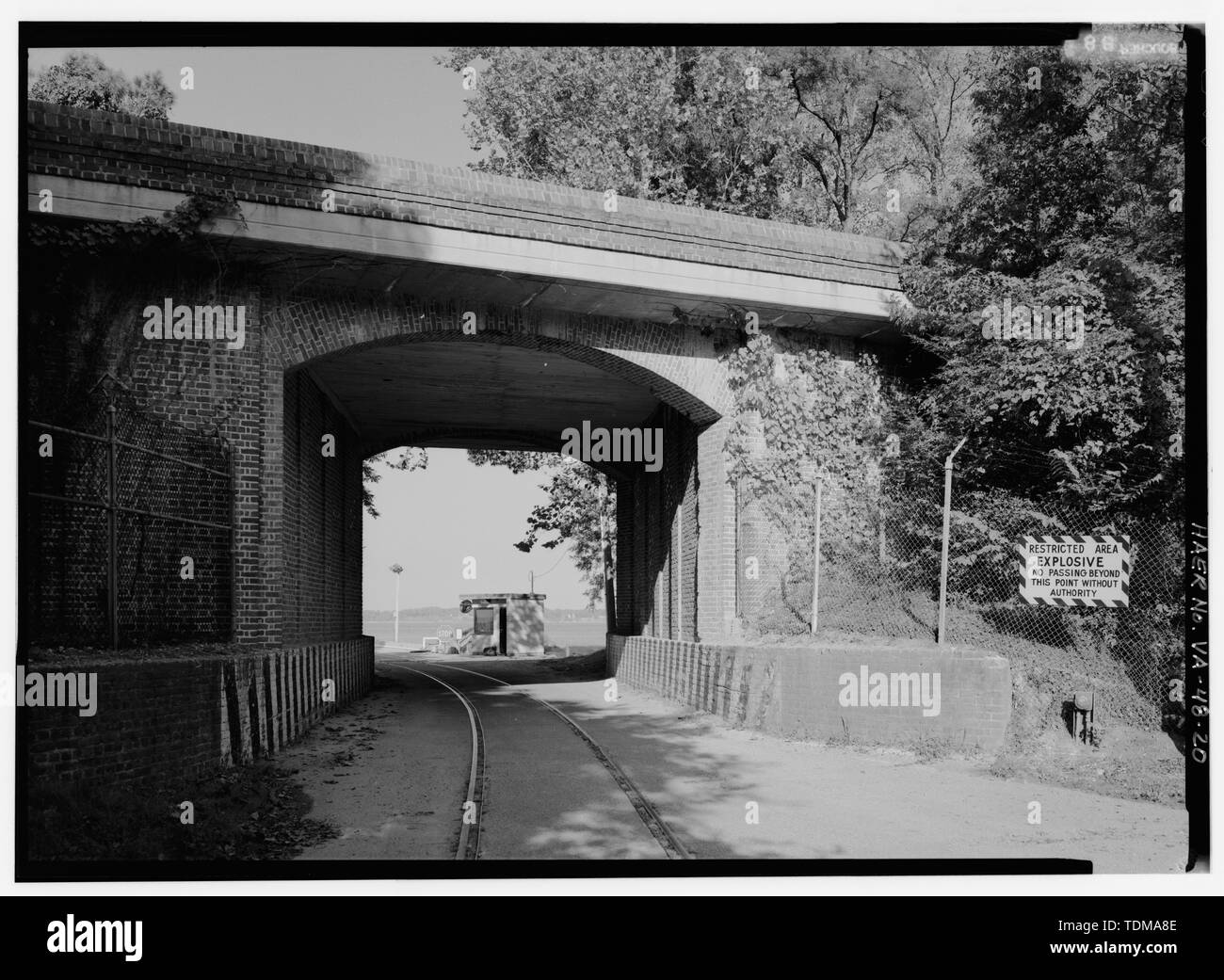 Vista parziale del Navy miniera depot cavalcavia da sud-ovest. - Colonial Parkway, Yorktown a Jamestown Island, Yorktown, York County, VA; Cramton, Louis C; Wilbur, Ray Lyman; Hoover, Herbert; Taylor, Oliver G; Peterson, Charles E; Smith, William H; Robinson, William; T E Ritter Società; Thomason, C Y; J G Attaway Società di costruzioni; Wescott, Frank T; Tee, Nello D; un N Campbell e società; Arundel Corporation; P T garrese; Sanford e ruscelli, società; Roberts Azienda di pavimentazione; Malpass Società di costruzioni; W E Graham e figli; Rea azienda edilizia; Scott, W H; Case Construction Company; Trioti Foto Stock
