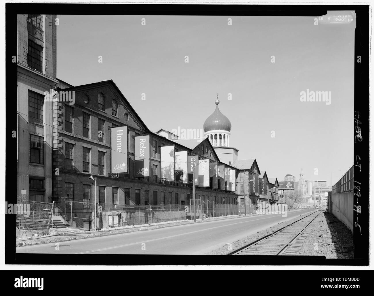 Vista prospettica guardando verso nord-ovest. - Colt armi da fuoco Company, Est Armory Building, 36-150 Huyshope Avenue, 17-170 Van Dyke Avenue, 49 Vredendale Avenue, Hartford, Contea di Hartford, CT Foto Stock