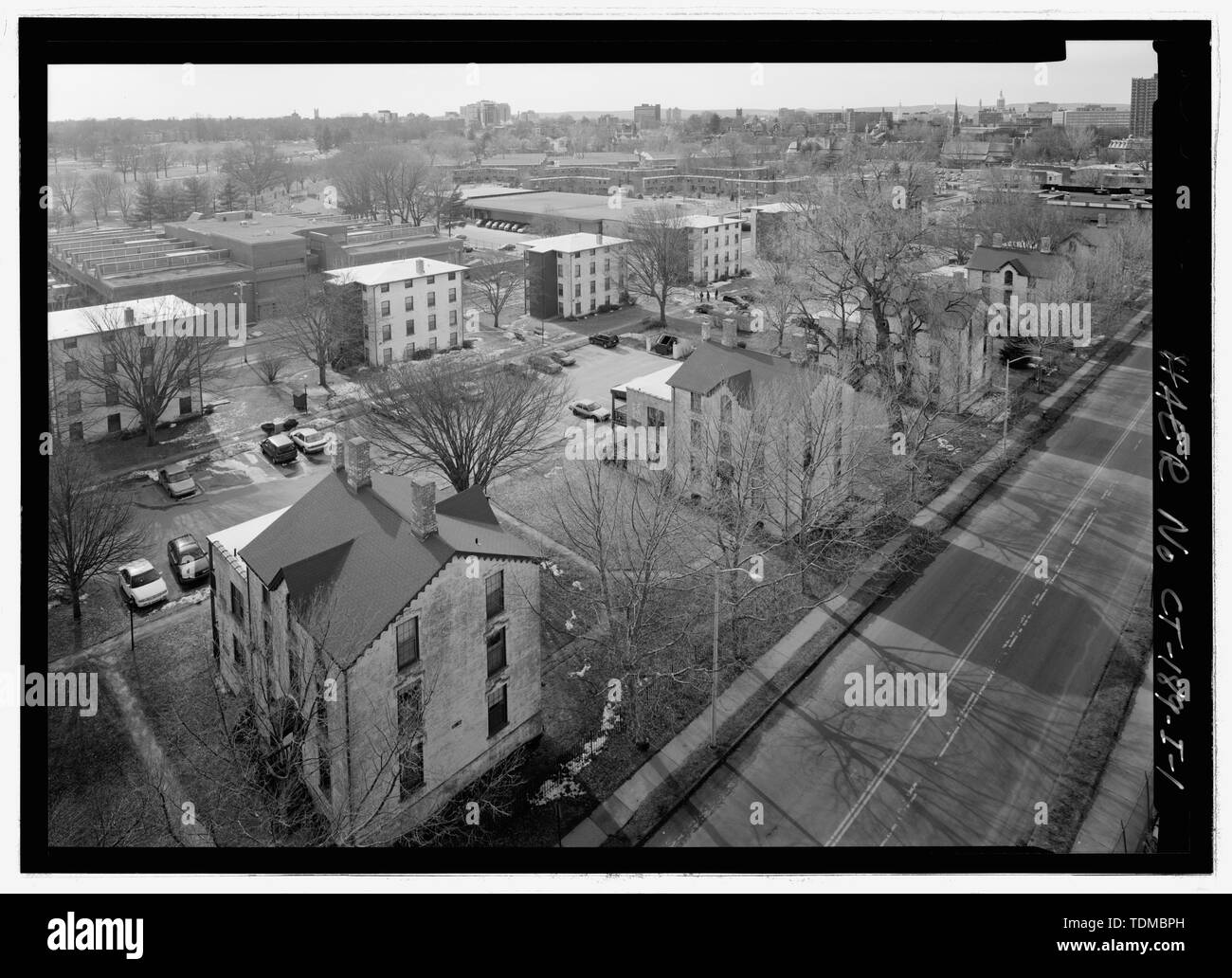 Vista prospettica dal tetto del sud ARMORY guardando verso nord-ovest. - Colt armi da fuoco Company, Huyshope Avenue lavoratori alloggiamento, Sequassen Street e Huyshope Avenue, Hartford, Contea di Hartford, CT Foto Stock