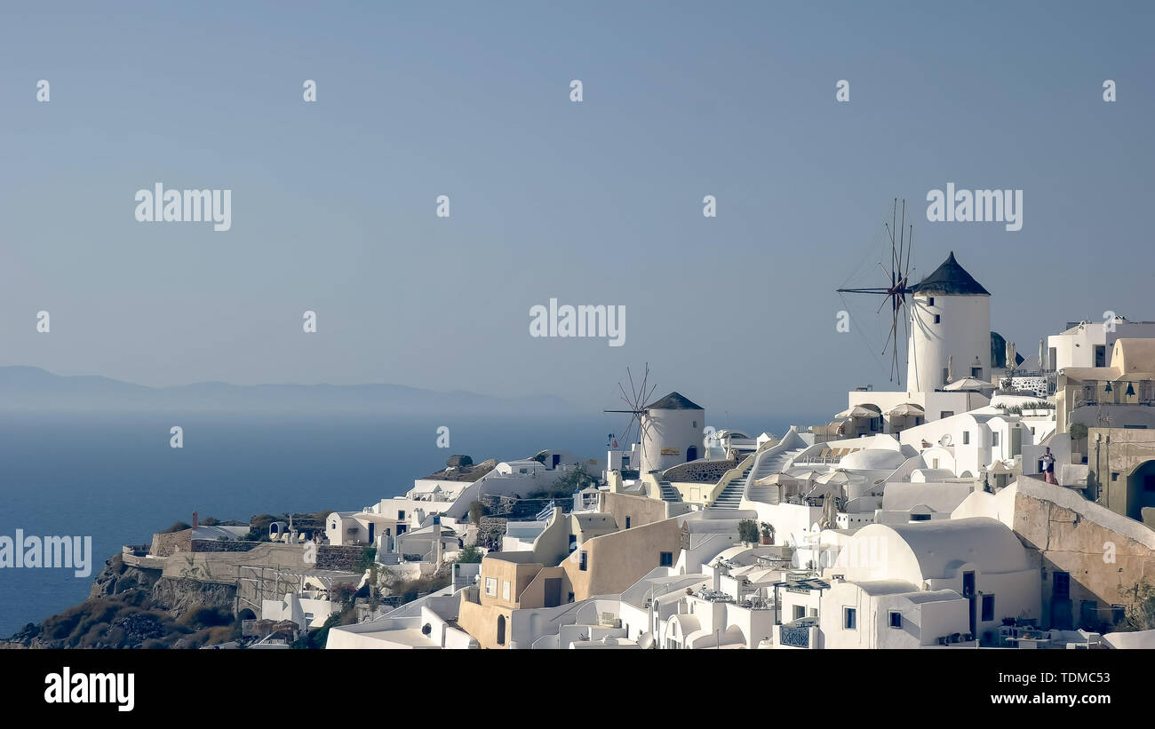 Case e mulini a vento a Oia a Santorini Foto Stock