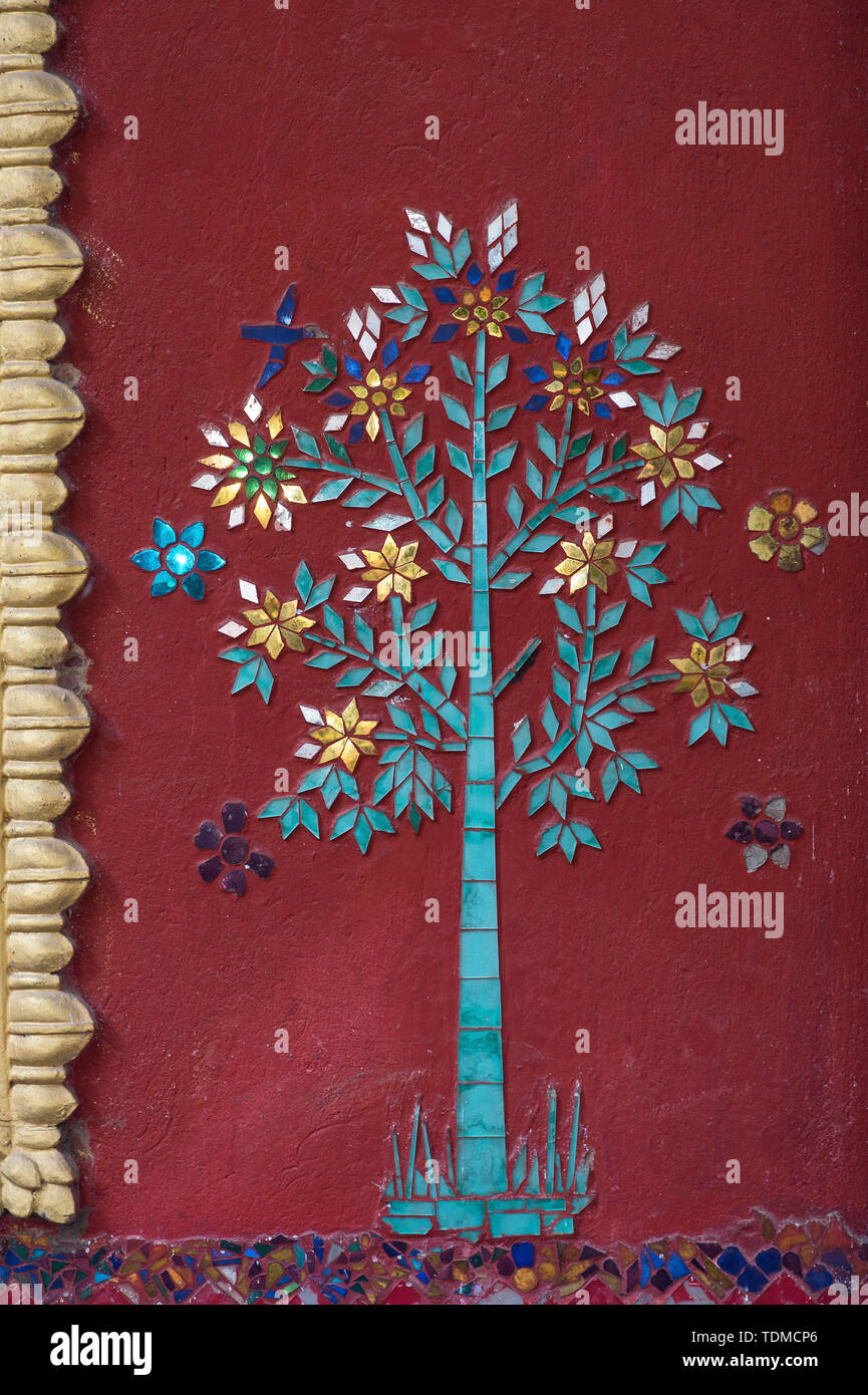 Struttura mosaico decorazione di una parete esterna, tempio Wat Souvannakhirii, Luang Prabang, Laos Foto Stock