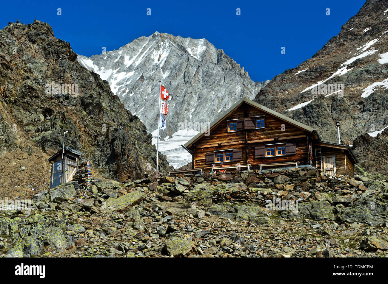 Rifugio di montagna Bietschhornhütte AACB, Bietschhorn summit dietro, Loetschental, Vallese, Svizzera Foto Stock