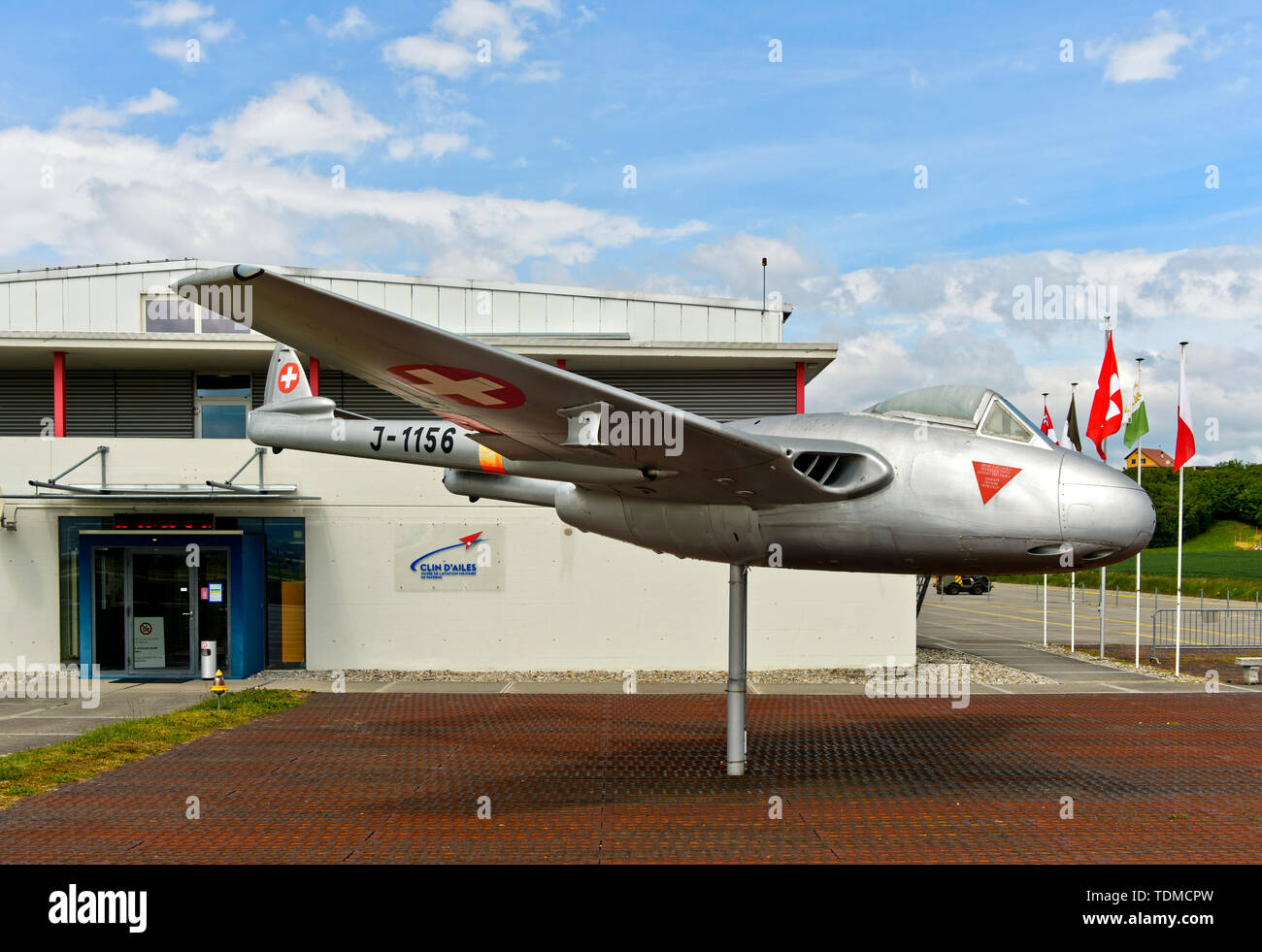 Jet fighter De Havilland Vampire FB.6 della Swiss Air Force all'ingresso della Clin d'ailes Museo dell'aviazione militare, Payerne, Svizzera Foto Stock