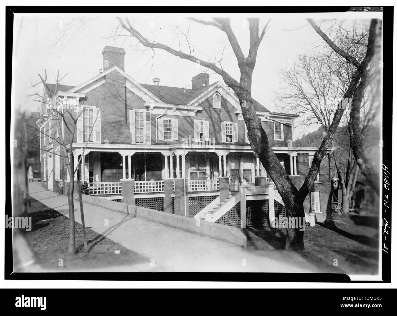 Vista in prospettiva del lato ovest e nord (anteriore) COME MODIFICATO NEL 1886 - Andrew Johnson House, 217 South Main Street, Greeneville, Greene County, TN; Brannan, James; Connally, Ernest un project manager; Boucher, Jack e del fotografo; Moody Studio, fotografo; Judd, Henry, un fotografo; appassionati, L W, fotografo; Davis, Benjamin, fotografo; O'Gorman, James e del delineatore; Lowry, Eugene I, delineatore; Dunbar, Eugene F, delineatore Foto Stock