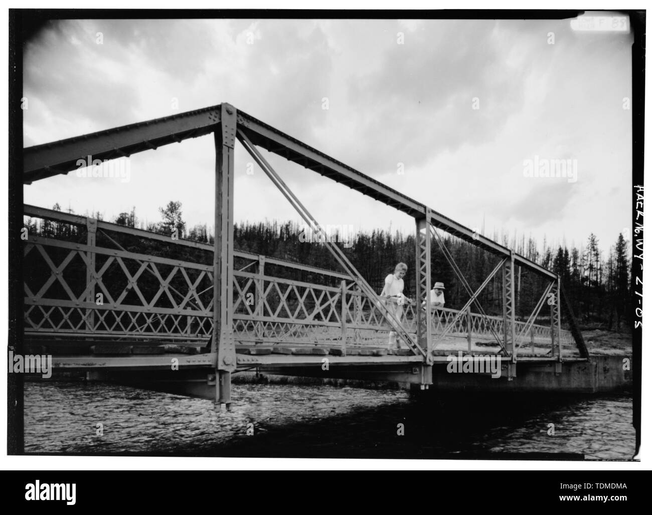 Vista in prospettiva del lato ovest di Nez Perce CREEK BRIDGE - Firehole River Bridge Spanning Firehole River a fontana il trasporto merci su strada, Lago, Teton County, WY; Minneapolis in acciaio e Machinery Company; US Army Corpo degli Ingegneri; Varner, Steven M, ingegnere; Bennett, Lola, trasmettitore; Lowe, Jet, fotografo; Culpin, Maria brividi, storico; prezzo, Virginia B, trasmettitore Foto Stock