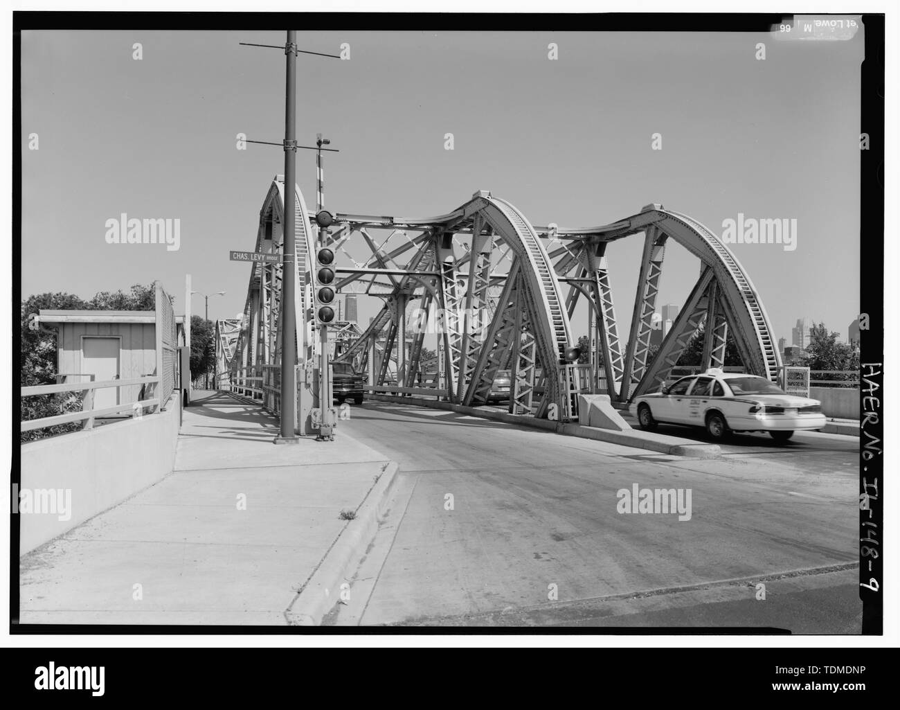 Vista prospettica del portale ovest cercando ESE da NW marciapiede. - Divisione Ovest Street Bridge Spanning ramo nord del fiume Chicago a divisione Ovest Street, Chicago, Contea di Cook, il; Pihlfeldt, Thomas G; Ericson, Giovanni e; Fitzsimons e Connell Società; Roemheld e Gallery; Chicago Dipartimento dei trasporti; Chicago Department of Transportation, sponsor; Daley, Richard M, sponsor; Walker, Thomas R, sponsor; Kaderbek, S L, sponsor; Hess, Jeffrey un, storico; Lowe, Jet, fotografo; Koslow, Julia, delineatore; Gardner, Lisa, delineatore Foto Stock