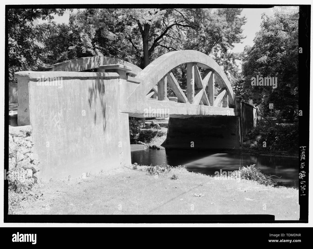 Vista prospettica in elevazione del sud. - Grande Chickies bridge spanning Chickies Big Creek, Lancaster Junction, Lancaster County, PA; società di Frank H. Shaw; Shaw, Percy; Shaw, Frank; McMellen, Elias; Corvin, William; Snavely, Henry; Kaufman, H S; Helman, Pietro; Bruder, JAmes; Eshleman, J Miller; Monier, Jean; Wunsch, R; Melan, Giuseppe; von Emperger, Fritz; Luten, Daniel B; Jones, Howard M; far riferimento, M A; Marsh, James B; Croteau, Todd, project manager; Pennsylvania Department of Transportation (PENNDOT), sponsor; Pennsylvania Historical and Museum Commission, sponsor; Christianson, Justine, trasm Foto Stock