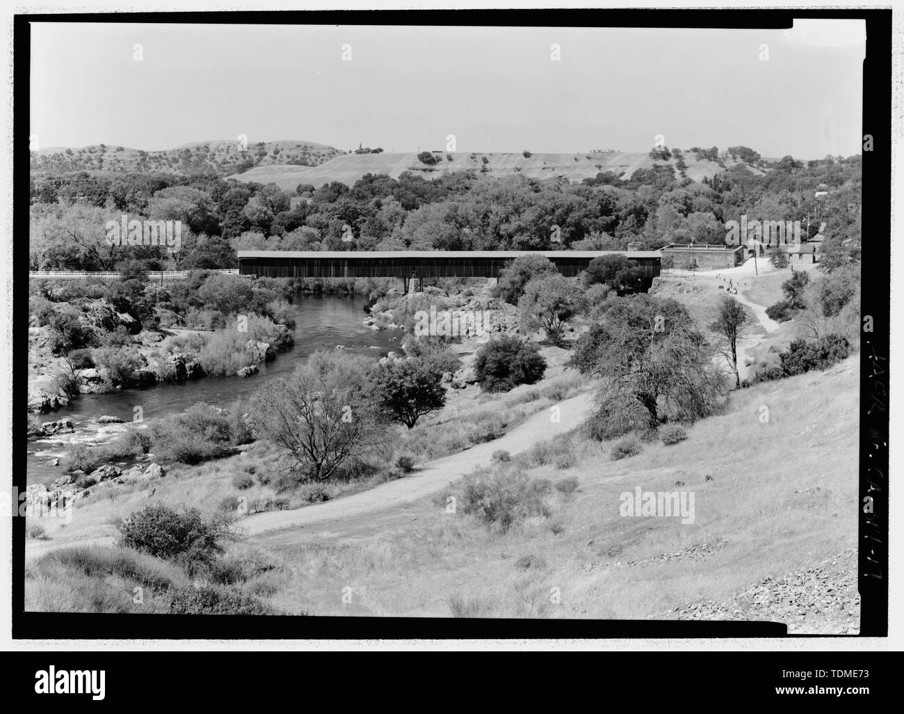 Vista Ovest - Cavaliere del traghetto, bridge spanning Stanislao River, bypassato la sezione della strada Stockton-Sonora, cavalieri del traghetto, Stanislao County, CA Foto Stock