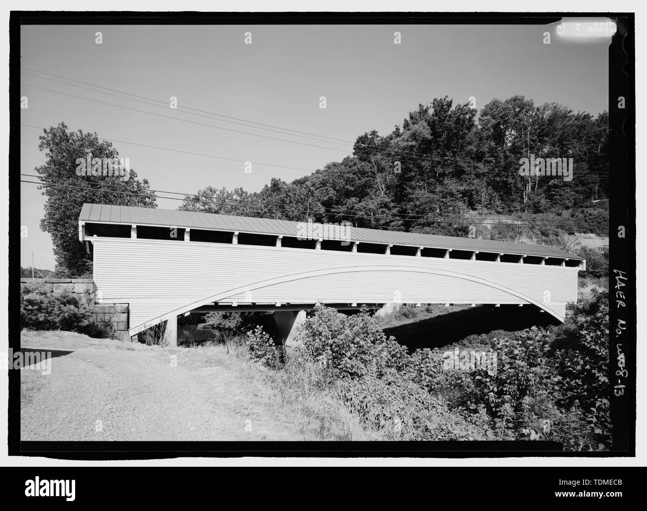 Prospettiva, guardando ad ovest. Ponte RIVESTITO IN CLAPBOARD schierandosi a circa 2E-146; sotto la grondaia. Aggraffate di coperture in metallo copre un tetto a due spioventi. - Barrackville ponte coperto, Spanning Buffalo Creek su Pike Street , Barrackville, Marion County, WV; Chenoweth, Lemuel; Chenoweth, Eli; Burr, Teodoro; Cunningham, R I; a breve, C UN; gli ordini di costruzione e restauro Allegheny lavoratori; Istituto per la storia della tecnologia, West Virginia University; Barrick, Henry; Barrick, John; ghiaccio, Adam; ghiaccio, William Bayles; Haymond, Lutero; McConnell, Robert; McConnell, John; Merrill, Austin; Chenowith, Archibal Foto Stock