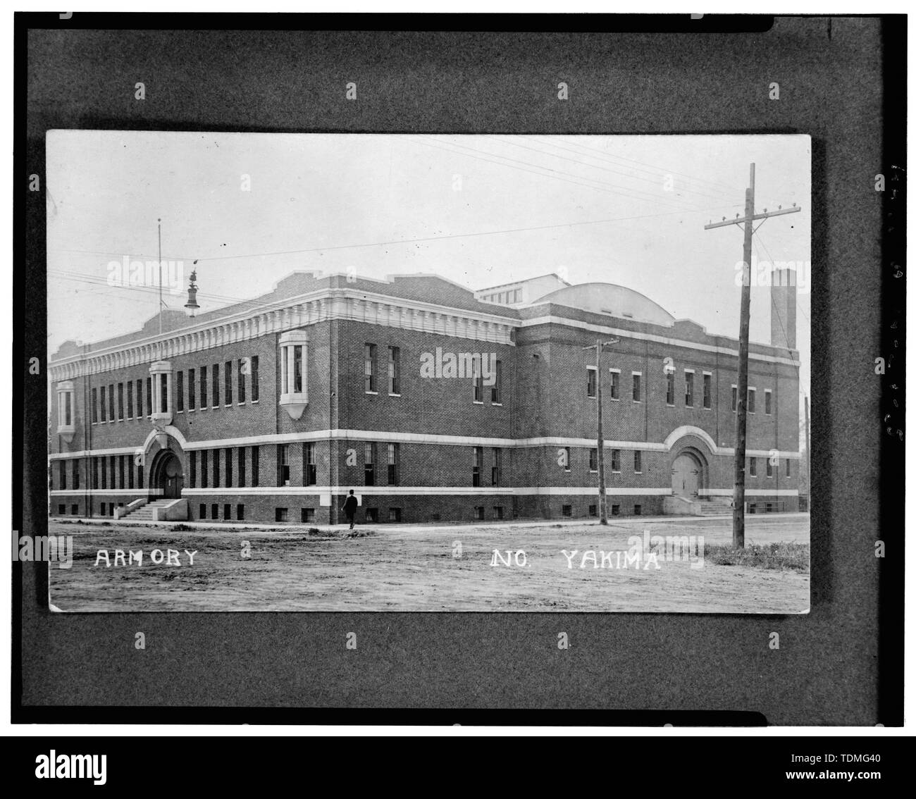 Fotocopia della fotografia. Vista di ARMORY dalla intersezione del sud 3RD e EAST Walnut Street guardando verso sud-ovest circa 1917. Questa è una copia di un post di dimensioni scheda Print prestato dal Yakima Valley Museum e associazione storica. Fotografo sconosciuto. - Yakima National Guard Armory, 202 South Third Street, Yakima, Yakima County, WA; Deveaux, William W; Weatherwax, Lee A; Gentry, Chris, trasmettitore Foto Stock