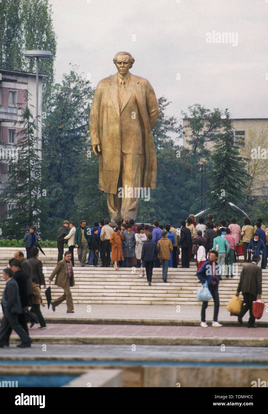 TIRANA Albania la statua del capo politico e del capo di stato Enver Hoxha Foto Stock