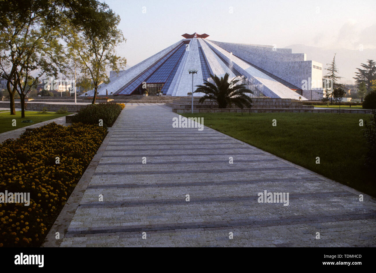 ENVER HOXHA Piramida è stata progettata come un monumento di Hoxha con il suo museo,ma quando è caduto il comunismo,la costruzione non è stata completata.it si è conclusa con graffitti pittori e pattinatori tenuto sopra l'edificio Foto Stock