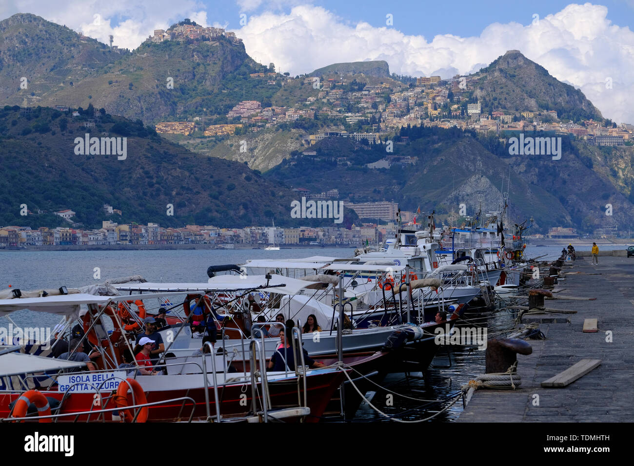 Yacht e Barche nella località di Baia di Giardini Naxos, Taormina, Sicilia, Italia Foto Stock