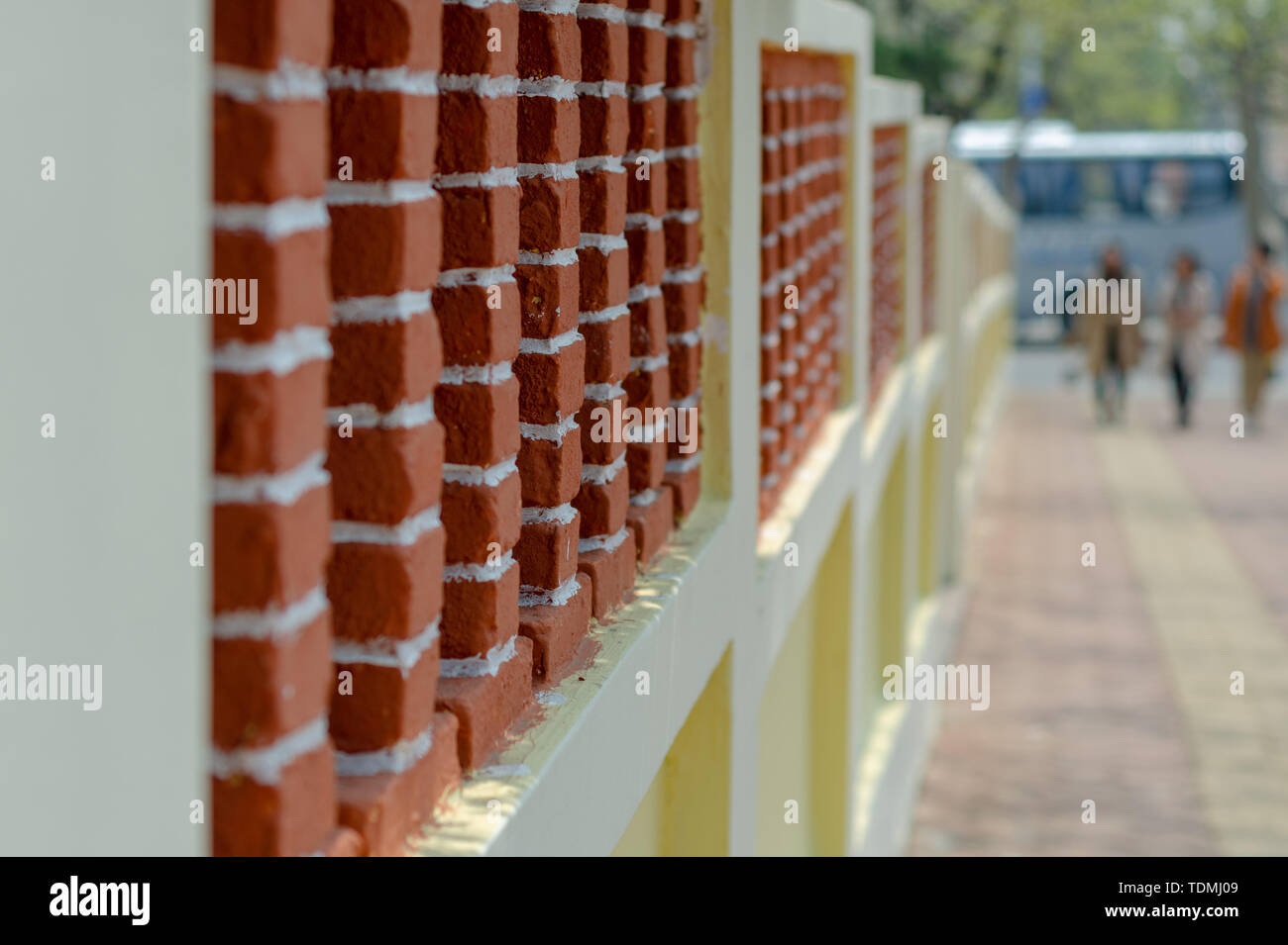 Rosso mattone parete esterna dell'edificio di Qingdao Foto Stock