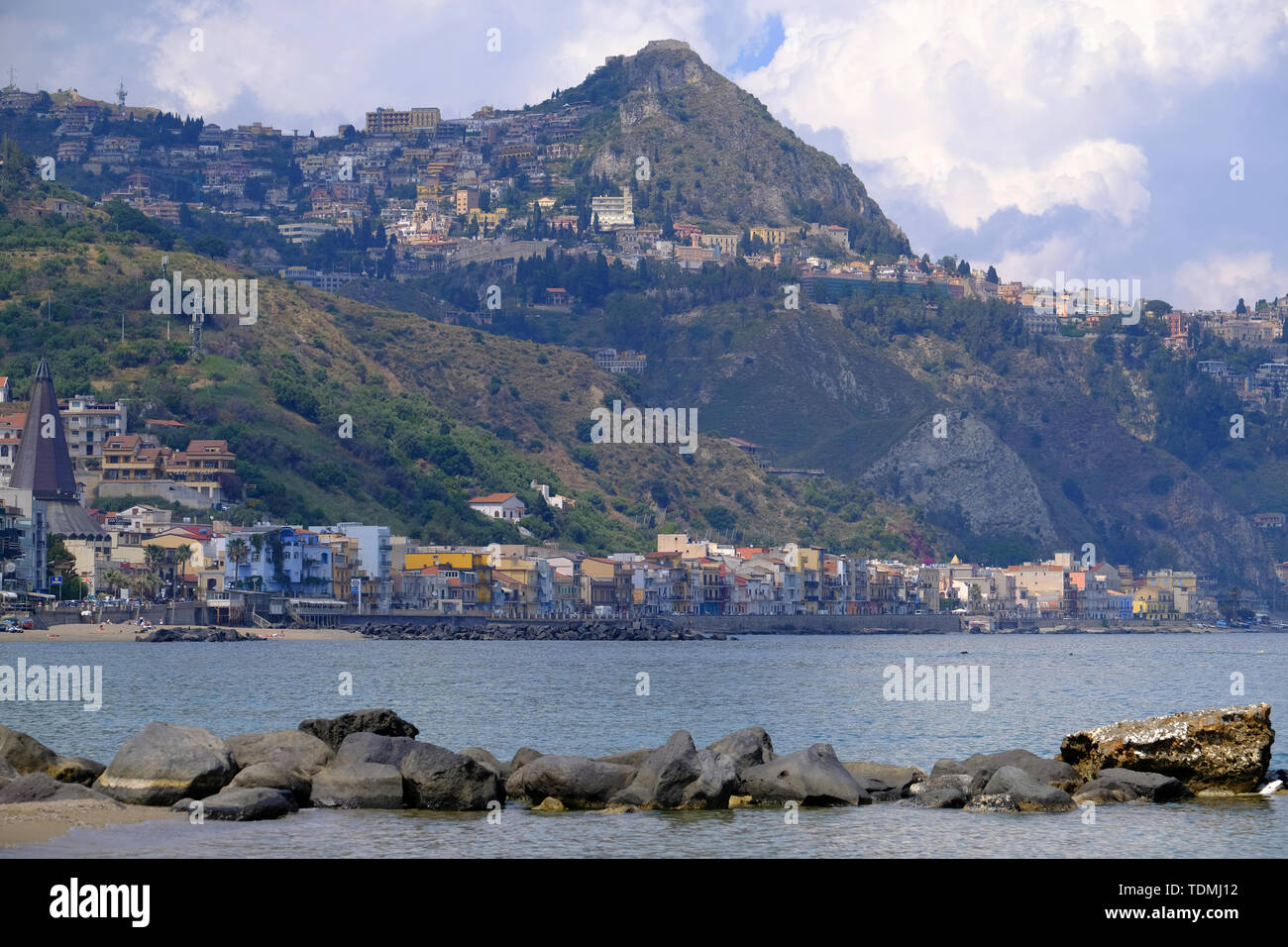 Paesaggio naturale con le montagne e la baia di Giardini Naxos vicino Taormina, Sicilia, Italia Foto Stock