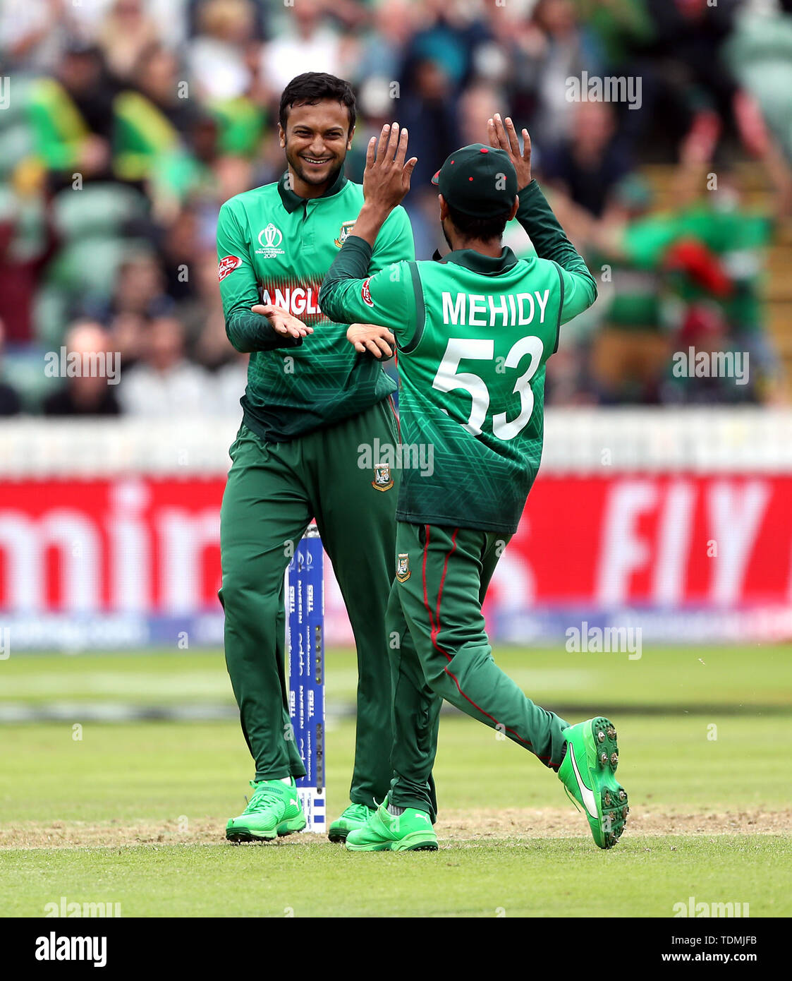 Bangladesh Shakib Al Hasan (sinistra) celebra il paletto di West Indies' Evin Lewis (non illustrato) durante la ICC Cricket World Cup group stage corrispondono a Taunton County Ground, Taunton. Foto Stock