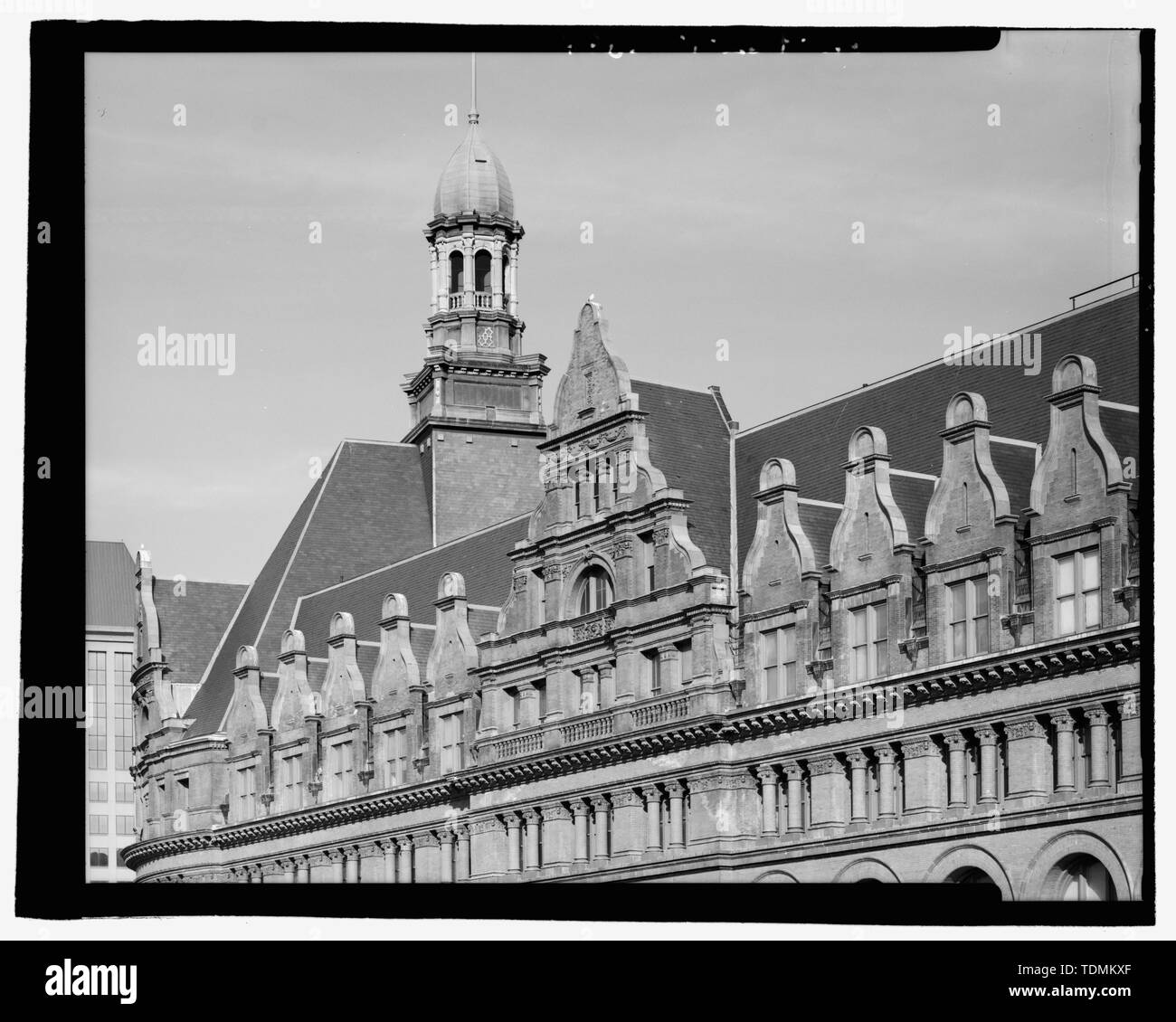 Parziale in elevazione occidentale, roofline (replica fotografia WI-254-8) - City Hall, 200 East Wells Street, Milwaukee, Milwaukee County, WI; Koch, Henry C; Starke, C H; Riesen, Paolo; Perschler, Martin, trasmettitore; Oxendorf, Eric, fotografo; Oxendorf, Eric, fotografo; Wenger, Robin D, storico Foto Stock