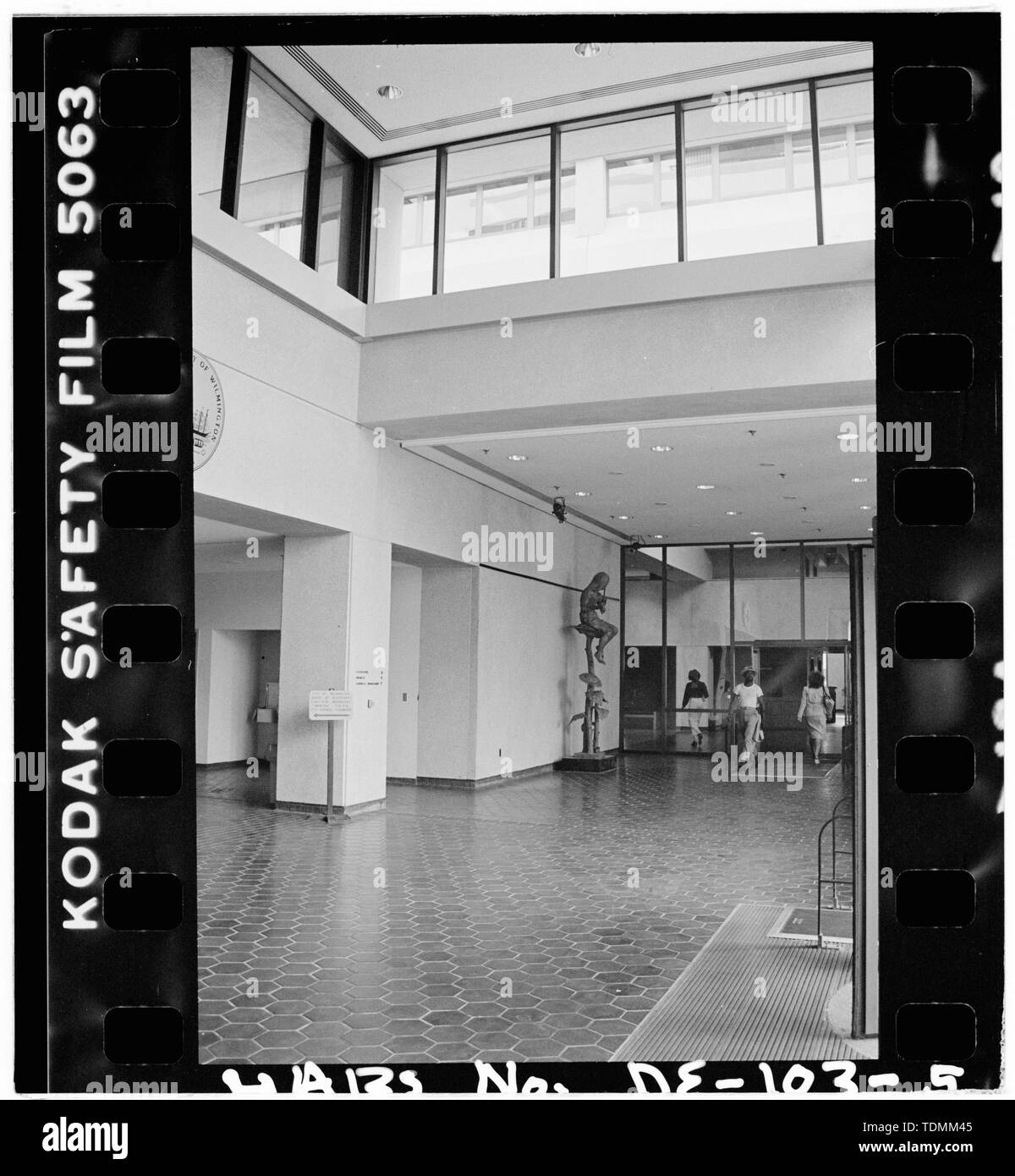 Patricia Maley,fotografo,1982, estremità nord della lobby e girato da NORD - Nuovo edificio City-County, 800 francese Street, Wilmington, New Castle County, DE Foto Stock