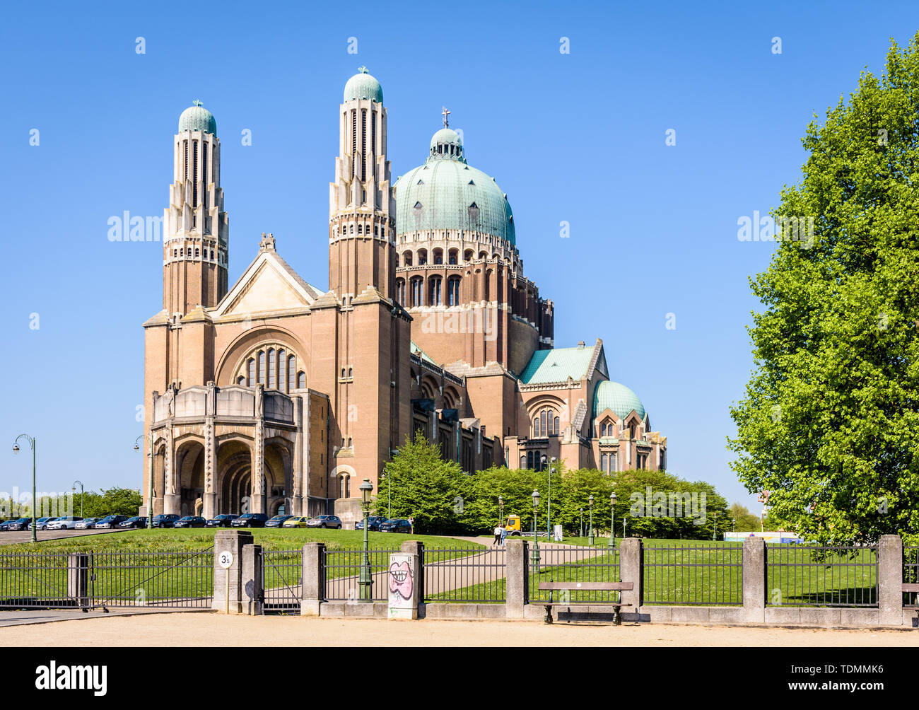 Tre quarti di vista frontale della Basilica nazionale del Sacro Cuore, situato nell'Elisabeth Park in Koekelberg, Regione di Bruxelles-Capitale, Belgio. Foto Stock