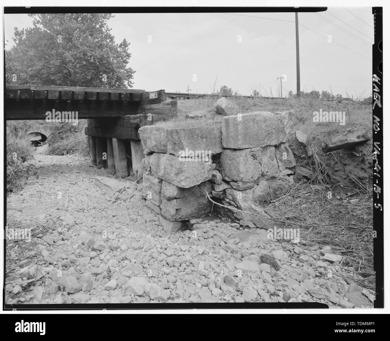 Peddler Gap eseguire acquedotto, dettaglio della battuta del nord che mostrano evidenza di trogolo framing, cercando N - nord fiume Canal Sistema, Peddler Gap eseguire acquedotto, lato ovest di Buena Vista, Buena Vista, Roanoke City, VA Foto Stock
