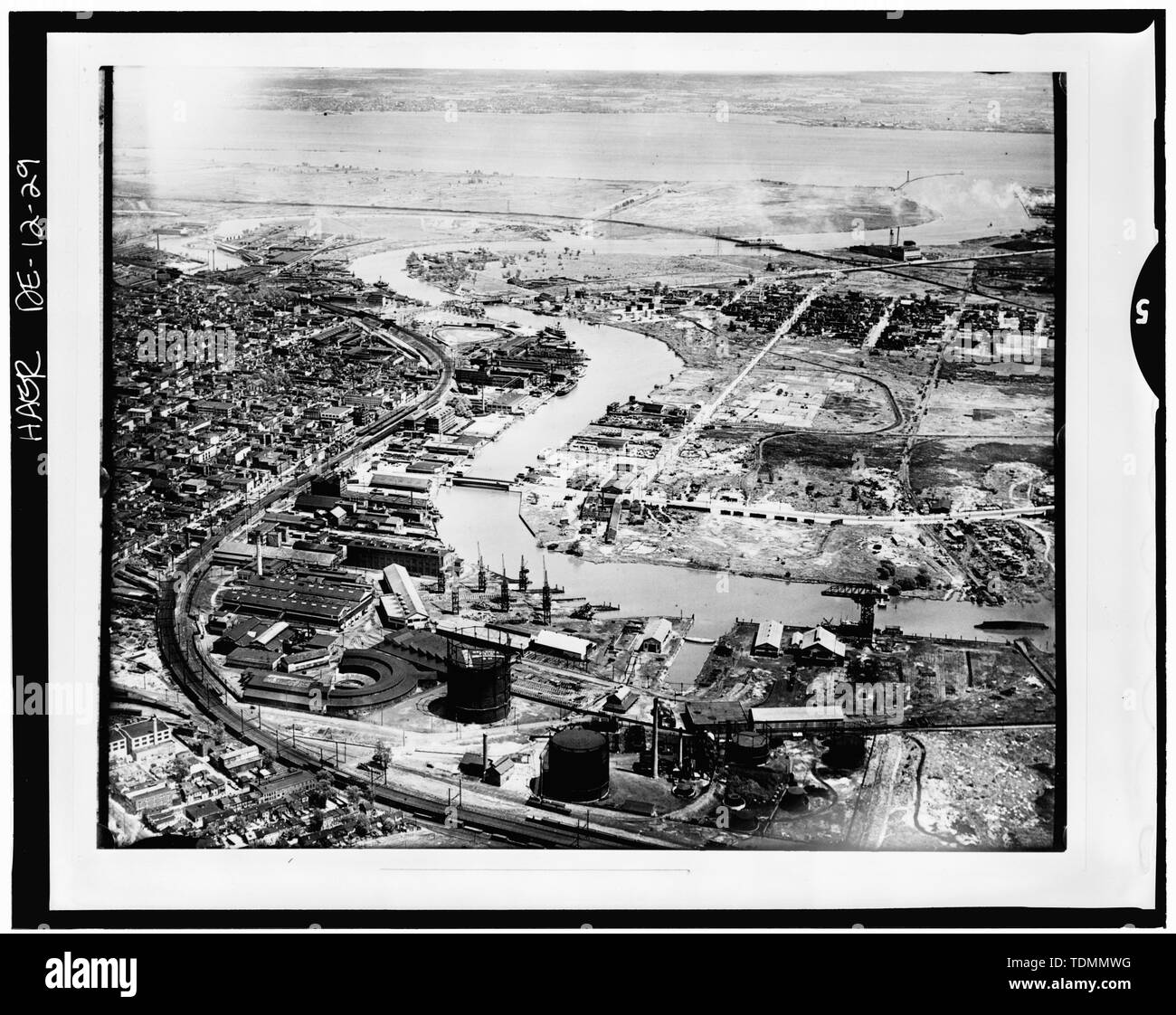 - Pennsylvania Railroad miglioramenti, arco in mattoni viadotto, Liberty Street a Baltimora e Ohio Railroad, Wilmington, New Castle County, DE; inglese: Antenna Dallin sondaggio Fotografia di Wilmington. La elettrificata linea principale di Filadelfia, Baltimora e Washington Railroad (Pennsylvania Railroad), più tardi il corridoio nord-est, si vede la realizzazione di una curva di spazzamento in primo piano a sinistra che lo trasporta in Wilmington Station. La stazione e attaccato ufficio edificio, progettato da Frank Furness, sono visibili nella metà distanza appena a destra della stazione di piattaforme. Le principali vie di linea Foto Stock