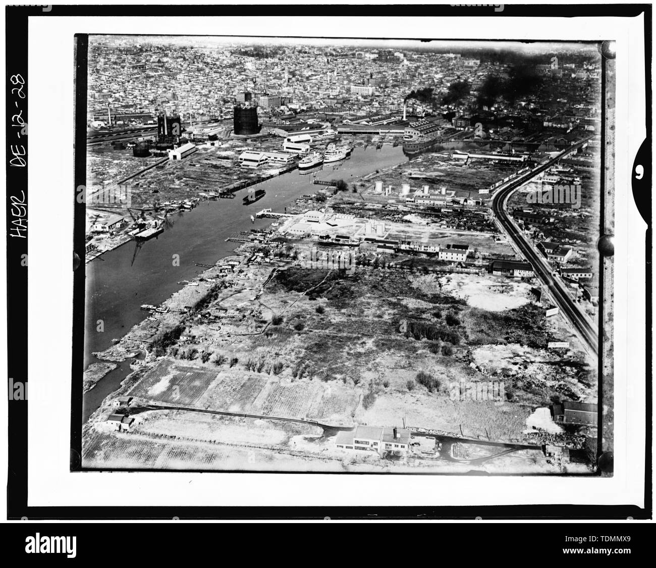 - Pennsylvania Railroad miglioramenti, arco in mattoni viadotto, Liberty Street a Baltimora e Ohio Railroad, Wilmington, New Castle County, DE; inglese: Antenna Dallin sondaggio Fotografia di Wilmington. Gli archi del Wilmington viadotto ferroviario può essere visualizzato a sinistra in quanto essi passano dietro i gasometri di Wilmington Gas Company. A destra e nella parte anteriore dei gasometri è la Harlan Impianto di Bethlehem Steel, precedentemente noto come Harlan e Hollingsworth, compreso un roundhouse e lancio scivola. Varie linea Wilson vaporizzatori sono ormeggiato sul fiume Christina nella parte anteriore dell'impianto. Più a monte (verso le vie Foto Stock