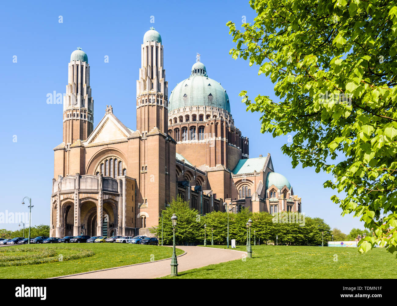 Tre quarti di vista frontale della Basilica nazionale del Sacro Cuore, situato nell'Elisabeth Park in Koekelberg, Regione di Bruxelles-Capitale, Belgio. Foto Stock
