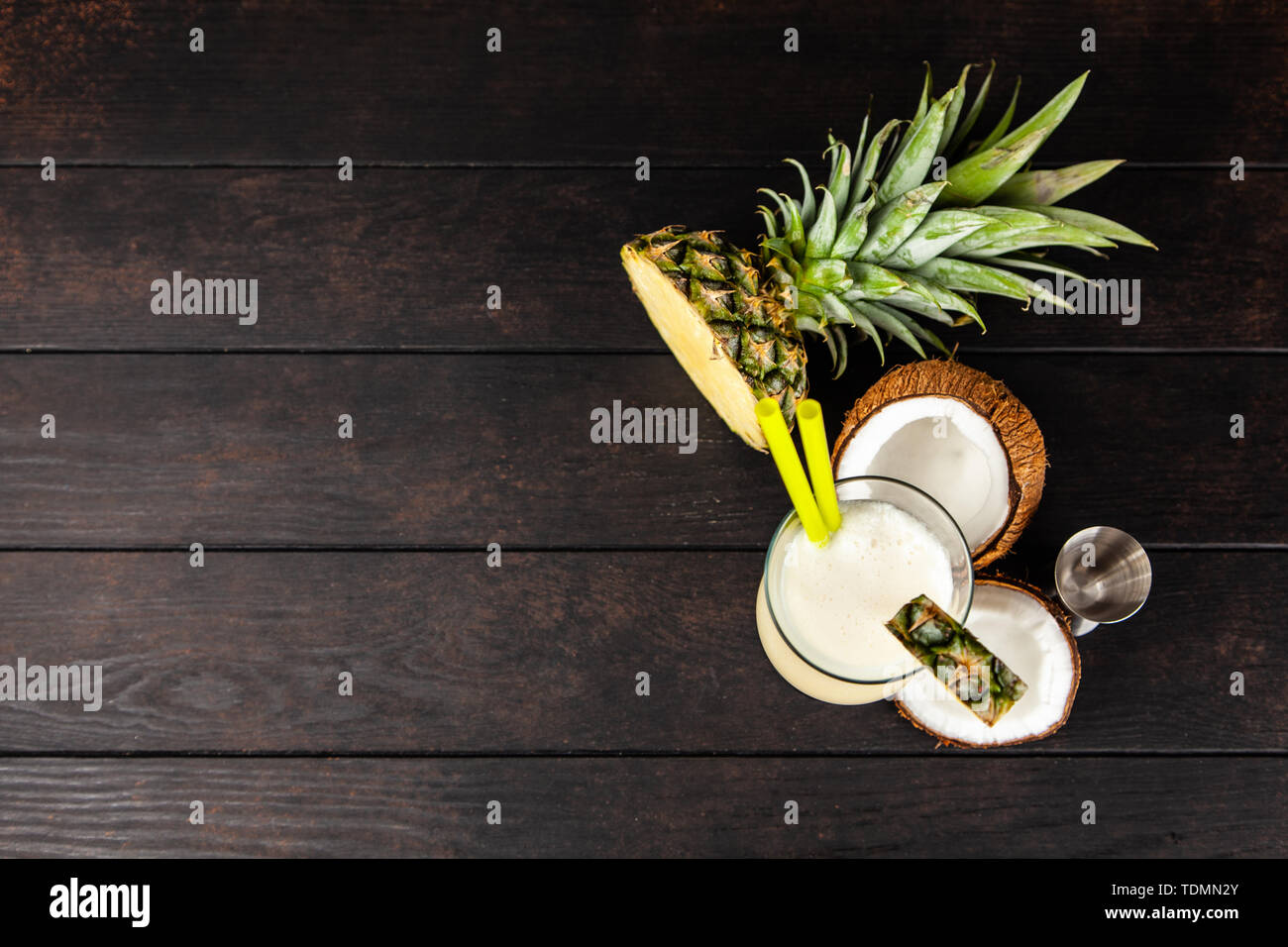 La Pina Colada Cocktail su sfondo scuro Foto Stock