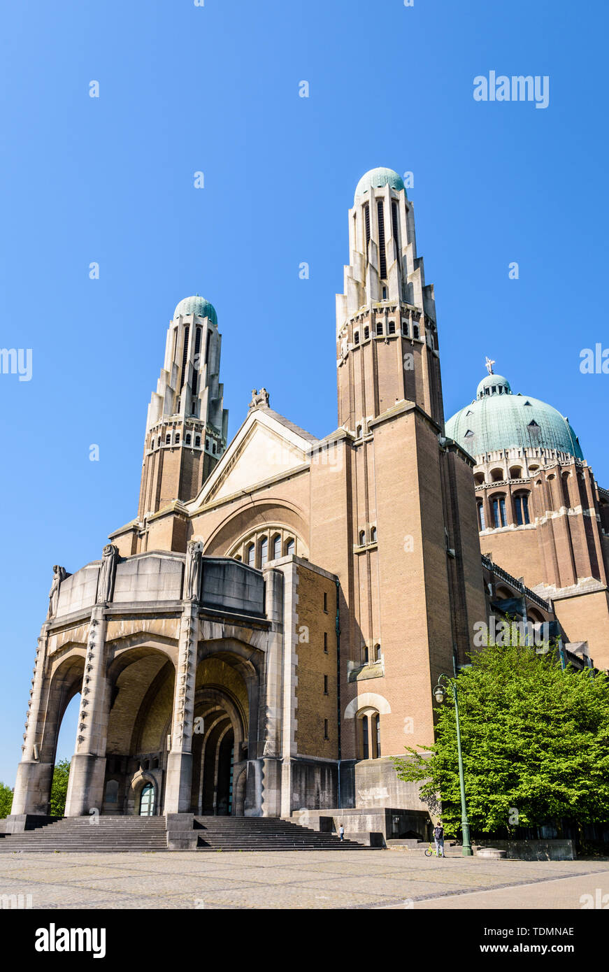 Basso angolo di visione nazionale della Basilica del Sacro Cuore, situato nell'Elisabeth Park in Koekelberg, Regione di Bruxelles-Capitale, Belgio. Foto Stock