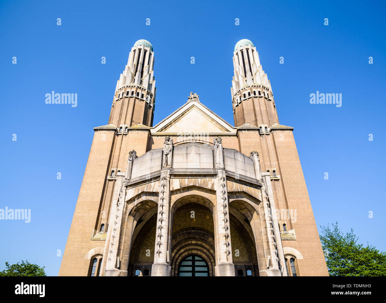 Angolo basso veduta della facciata della Basilica nazionale del Sacro Cuore nel Elisabeth Park in Koekelberg, Regione di Bruxelles-Capitale, Belgio. Foto Stock