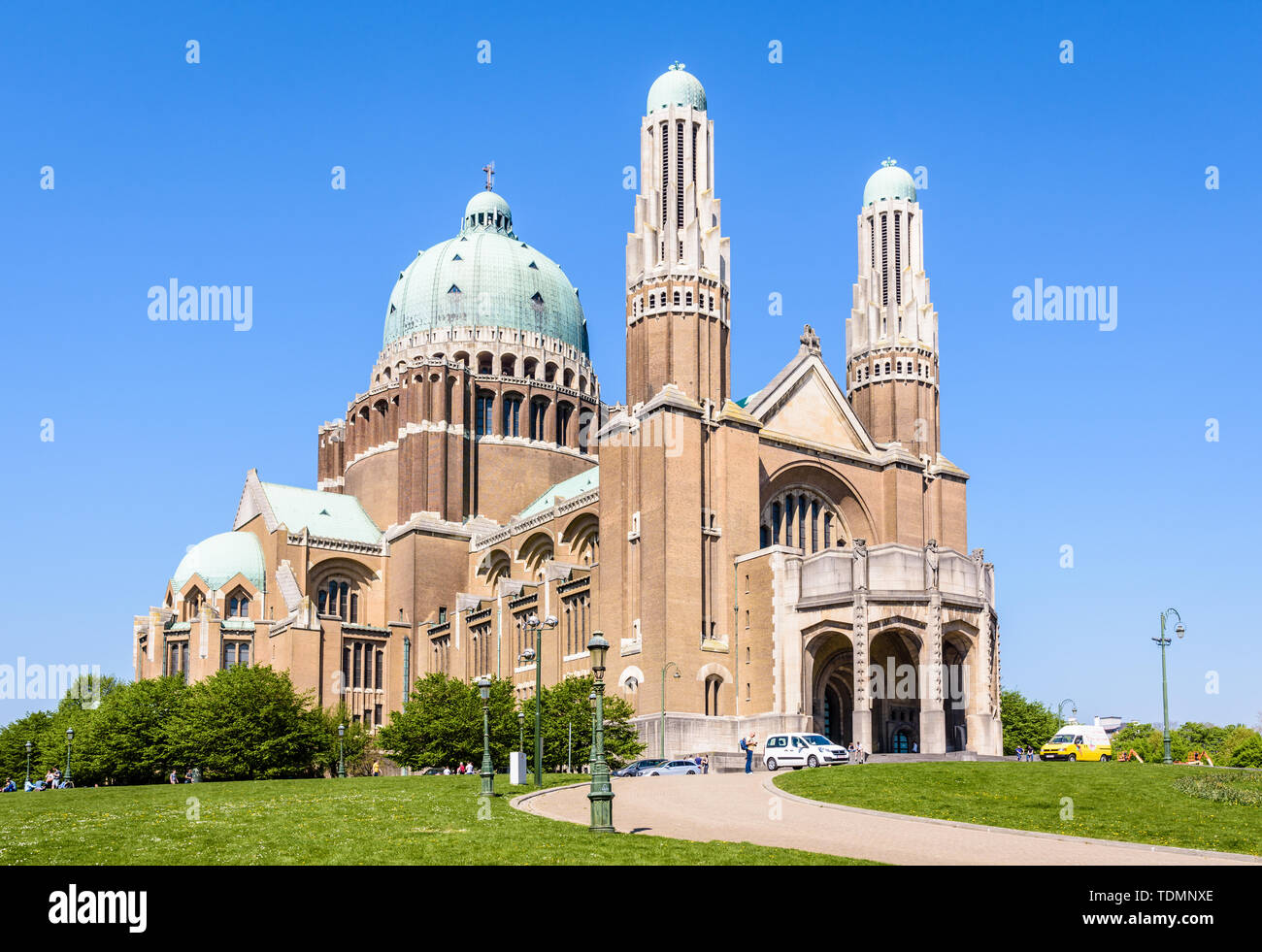 Tre quarti di vista frontale della Basilica nazionale del Sacro Cuore, situato nell'Elisabeth Park in Koekelberg, Regione di Bruxelles-Capitale, Belgio. Foto Stock