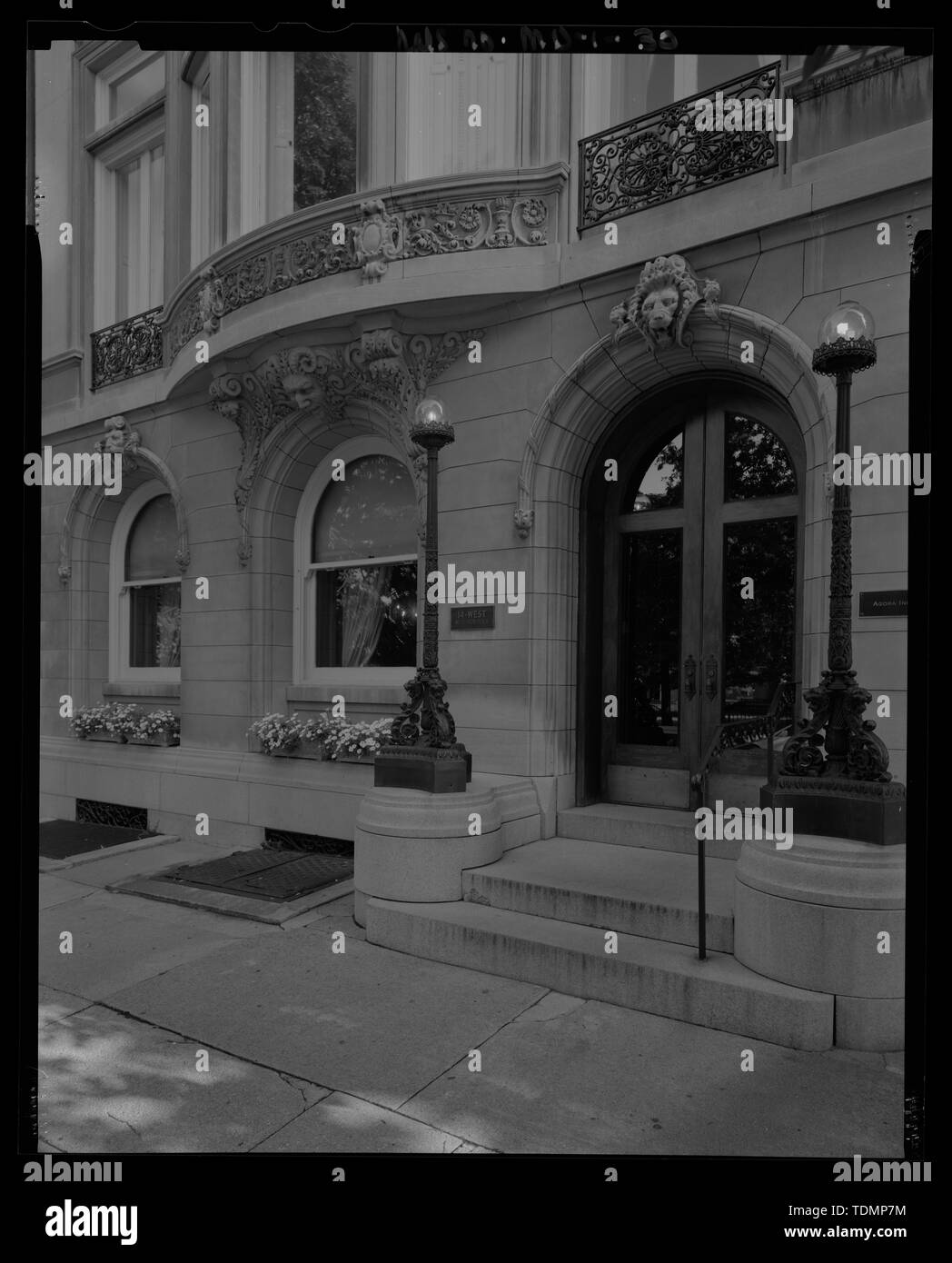 Vista prospettica a livello della strada di n. 14 West Mount luogo - Mount Vernon Place, Charles e Monumento strade, Baltimore, Città indipendente, MD; Barye, Antoine Louis; Walters, William; Carrere e Hastings; Howard, John ansiosi; Mills, Robert; Causici, Enrico; Dubois, Paolo; Dolinsky, Paul D, project manager; Perschler, Martin J, project manager; prezzo, Virginia B, trasmettitore Foto Stock