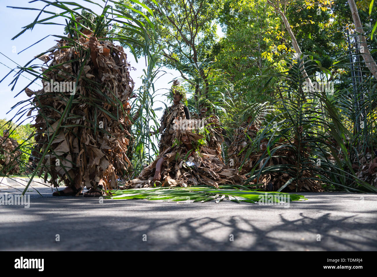 DENPASAR/BALI-Giugno 15 2019: Baris Memedi o Keraras, una danza con costumi realizzati da essiccato foglie di banano. È una magica danza che introduce la sp Foto Stock