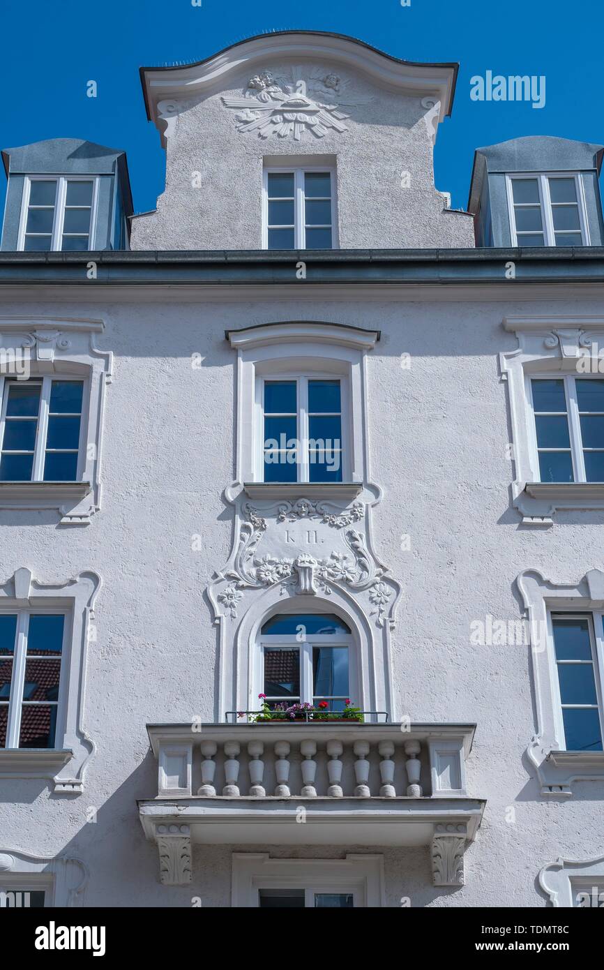 Facciata bianca con stucco e balcone, Giesing, Monaco di Baviera, Baviera, Baviera, Germania Foto Stock