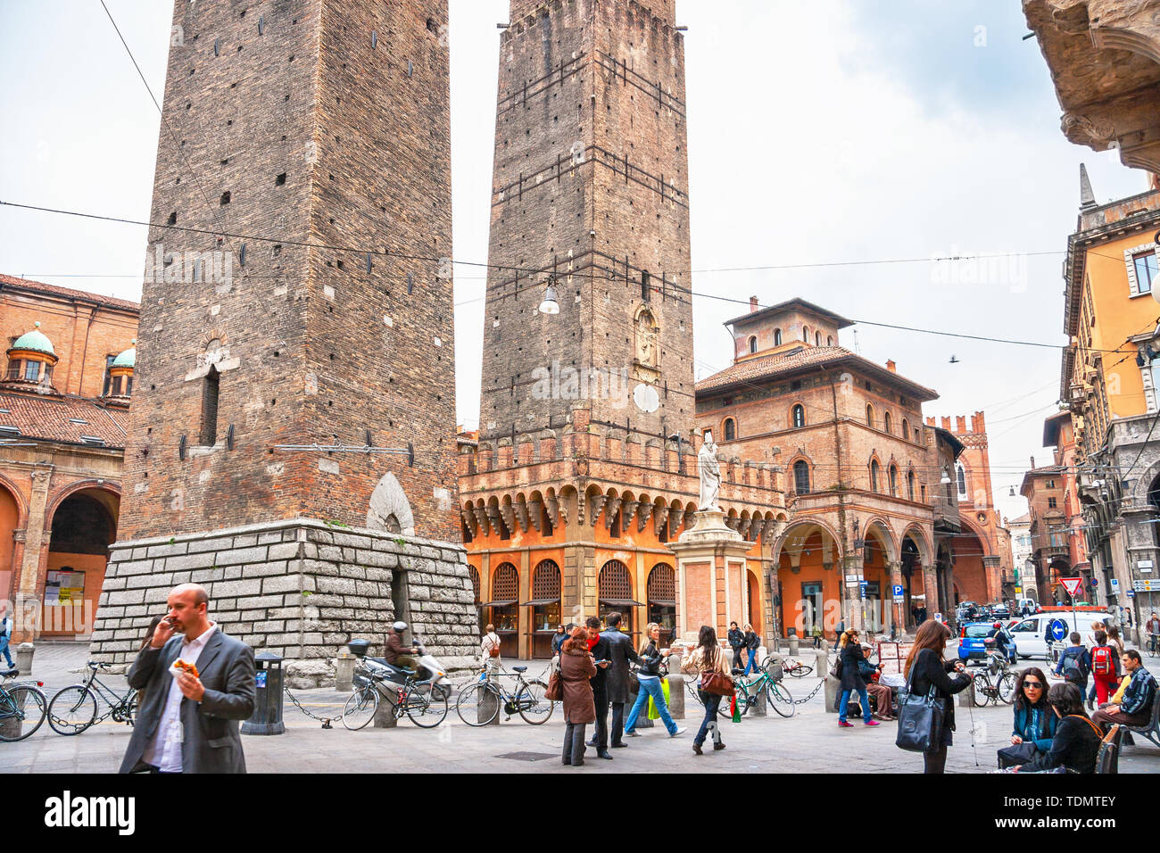 Vista della Piazza di Porta Ravegnana, statua di San Petronio e due torri (le Due Torri). Bologna, Italia Foto Stock