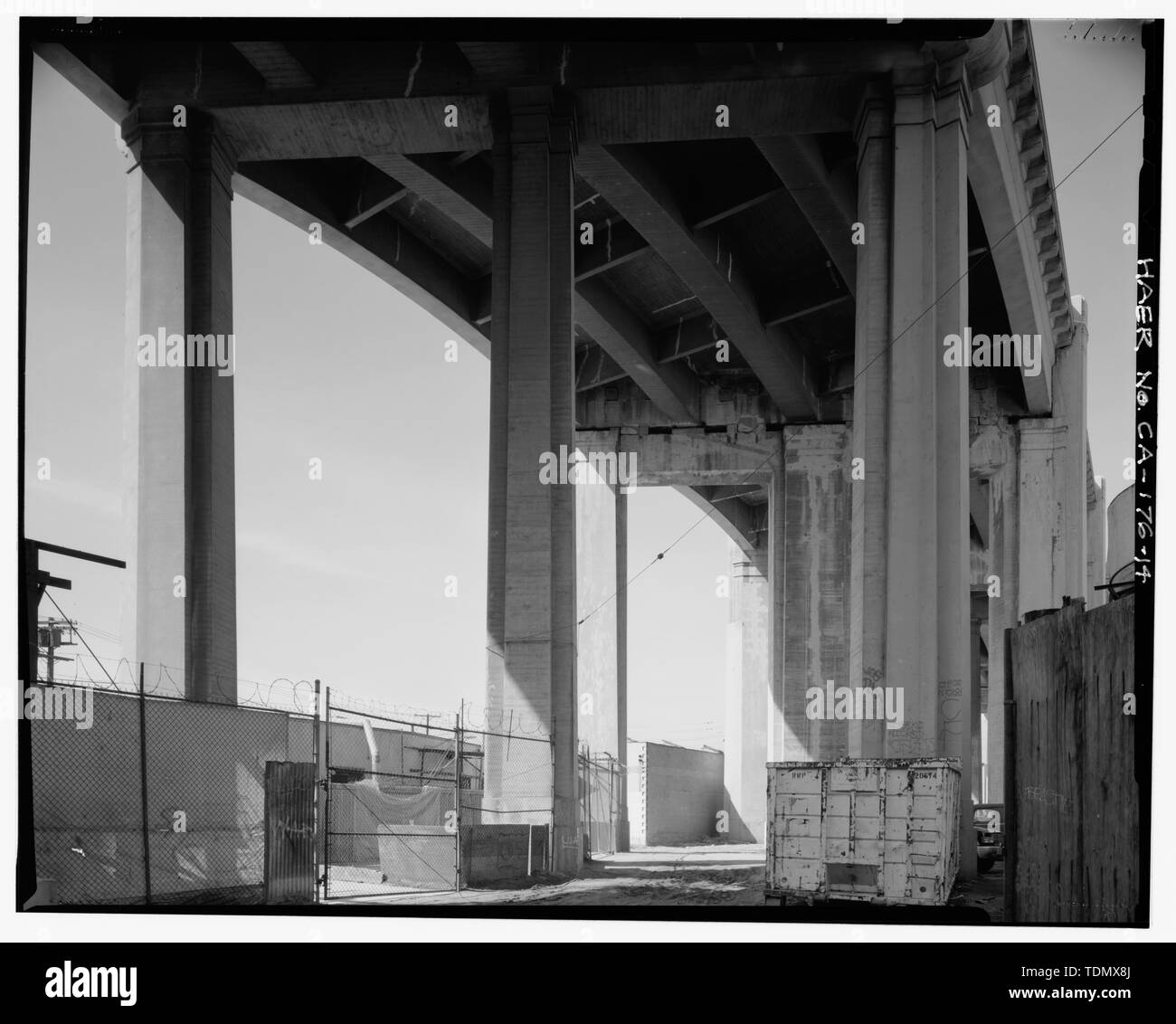 PIER NN. 35-34, la parte inferiore della vista di dettaglio, a ovest. - Sesto Street Bridge Spanning 101 Freeway a Sesto Street, Los Angeles, nella contea di Los Angeles, CA Foto Stock