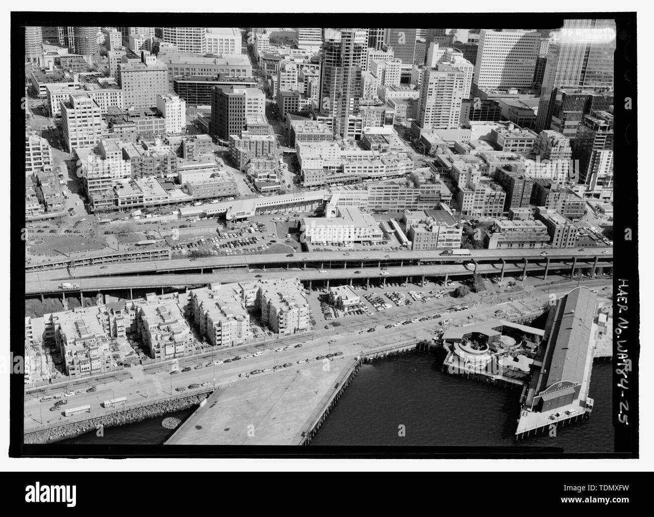 Il Pike Place Market, al centro dell'immagine; ALASKAN modo nella parte inferiore dell'immagine. Sezione del viadotto in cui si separa da sinistra a destra. - Alaskan modo viadotto e Battery Street Tunnel, Seattle, King County, WA; città di Seattle Engineering Department; Washington Dipartimento di Autostrade Divisione ponte; Washington Dipartimento di Stato per i trasporti; Bollong, J W A; Murray, Ray; Morrison-Knudsen Company, Inc.; McRae fratelli; Stevens, George; Rumsey e società; Finke R W; nordovest Engineering Electric Company; Pacific Auto e fonderia; Willar Società di costruzioni; Willar Società di costruzioni; Washington Foto Stock