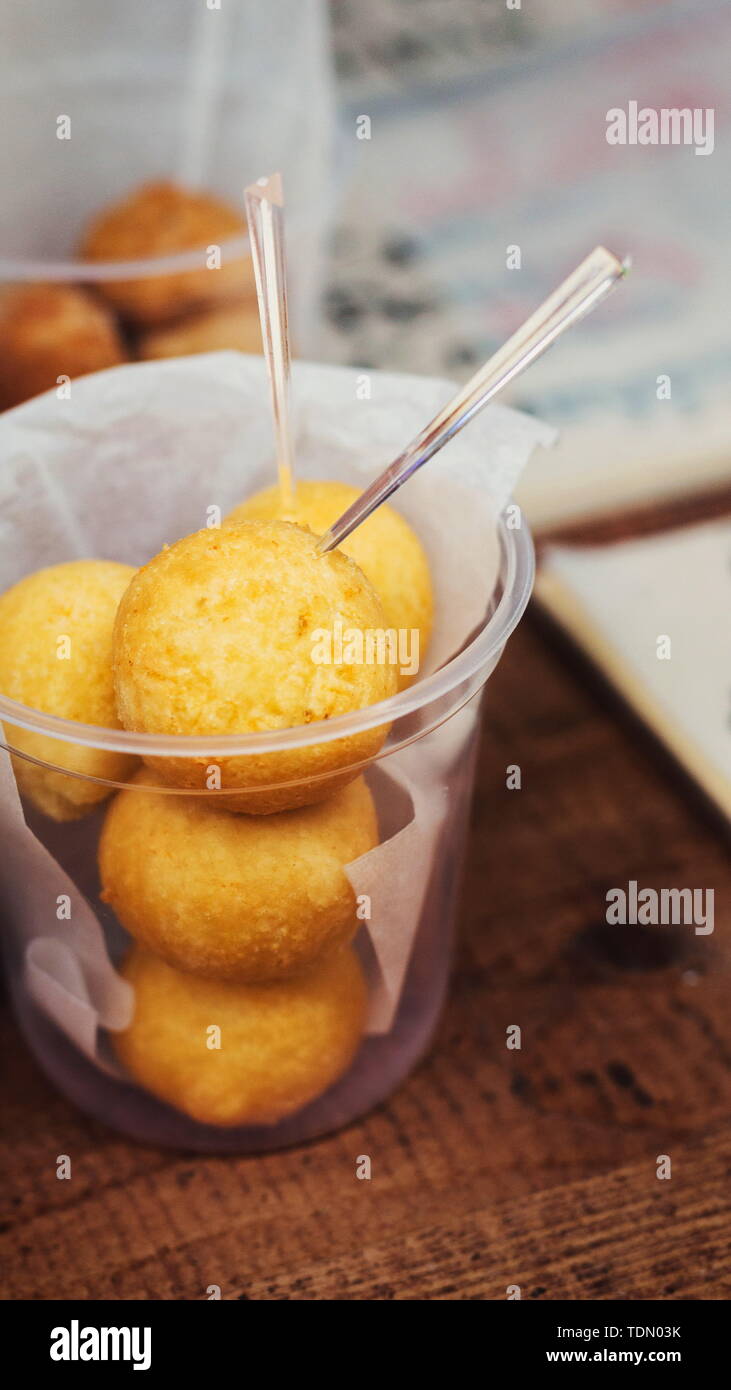 Fresche fritte mozzarella sfere sul tavolo in legno per esterno Foto Stock