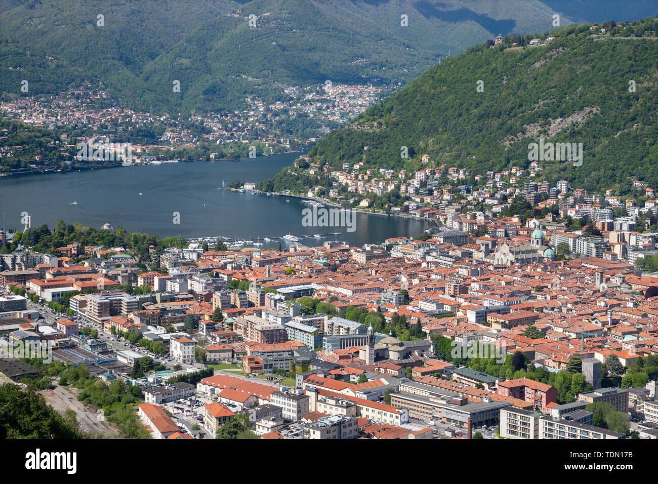 Como - La città tra i monti e il lago di Como. Foto Stock
