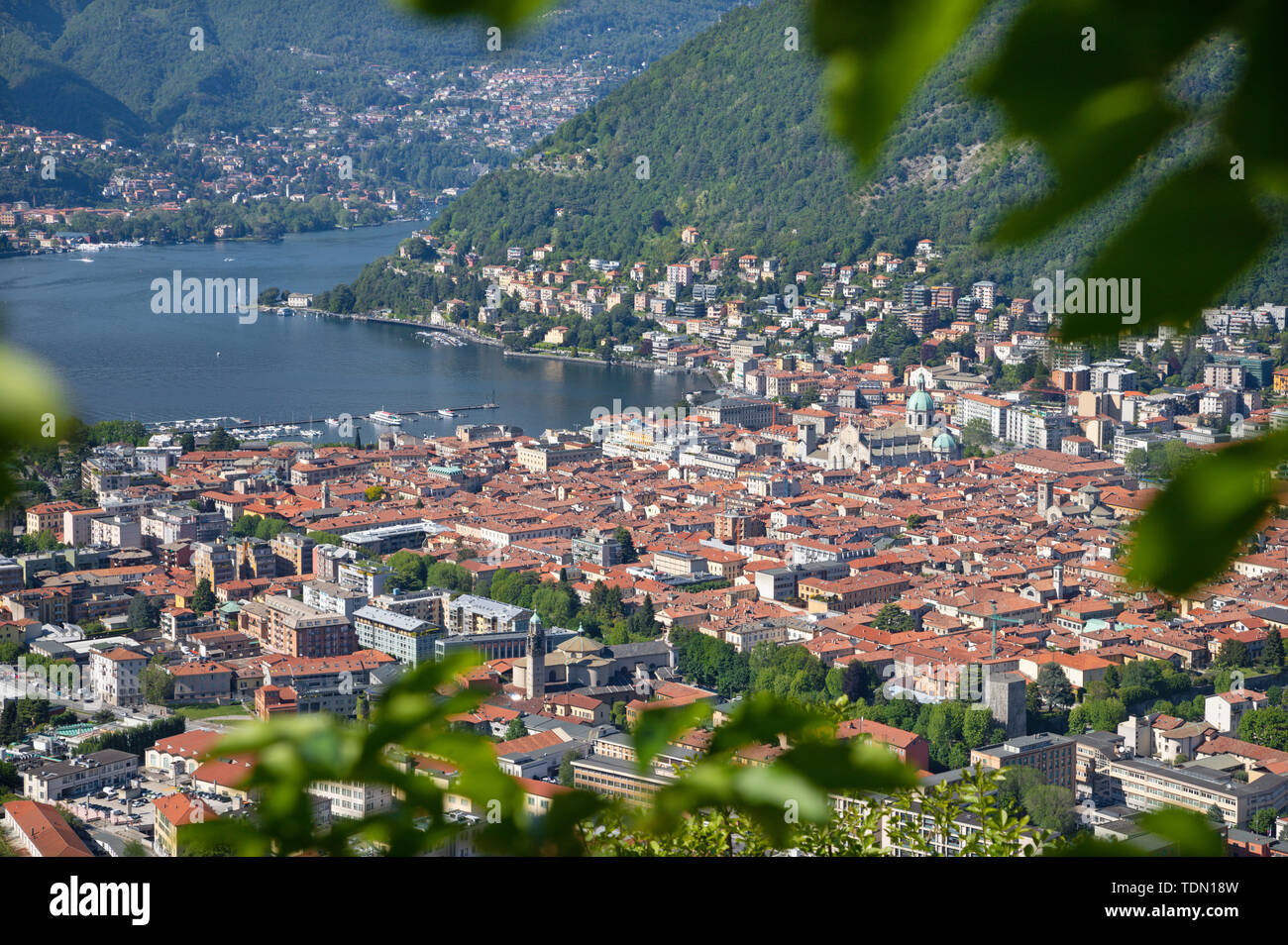 Como - La città tra i monti e il lago di Como. Foto Stock